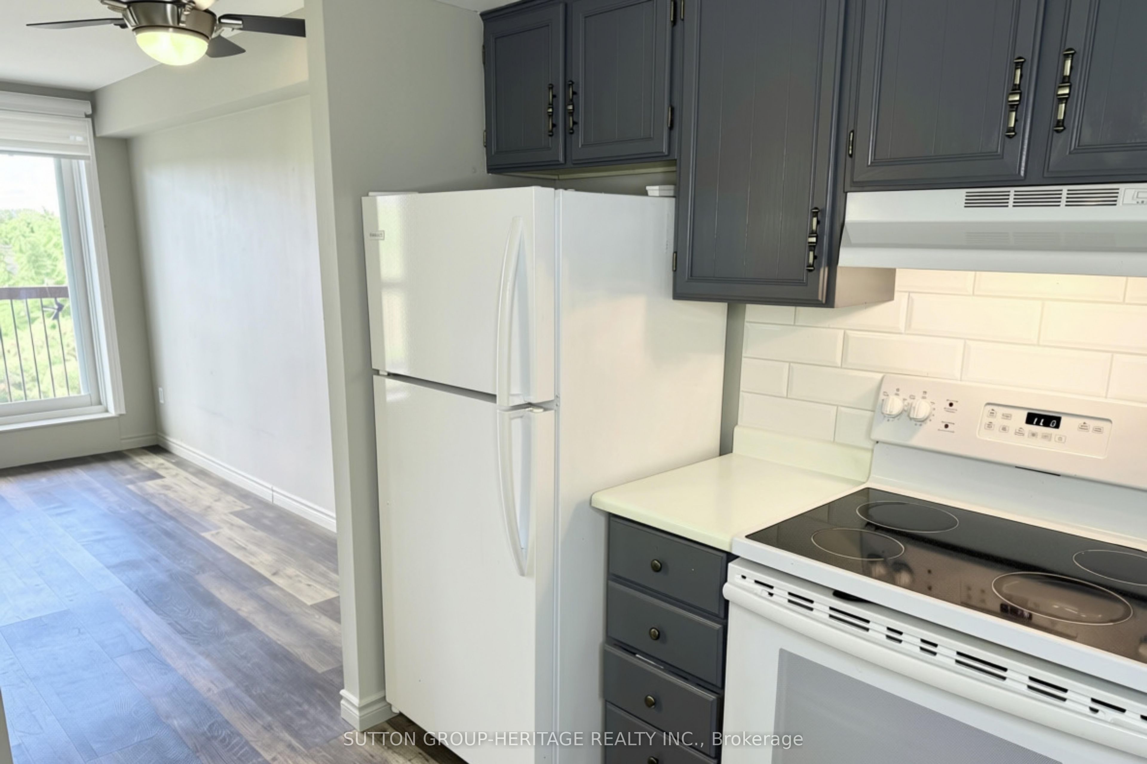 144 Queen Street W 403 Property Photo 8