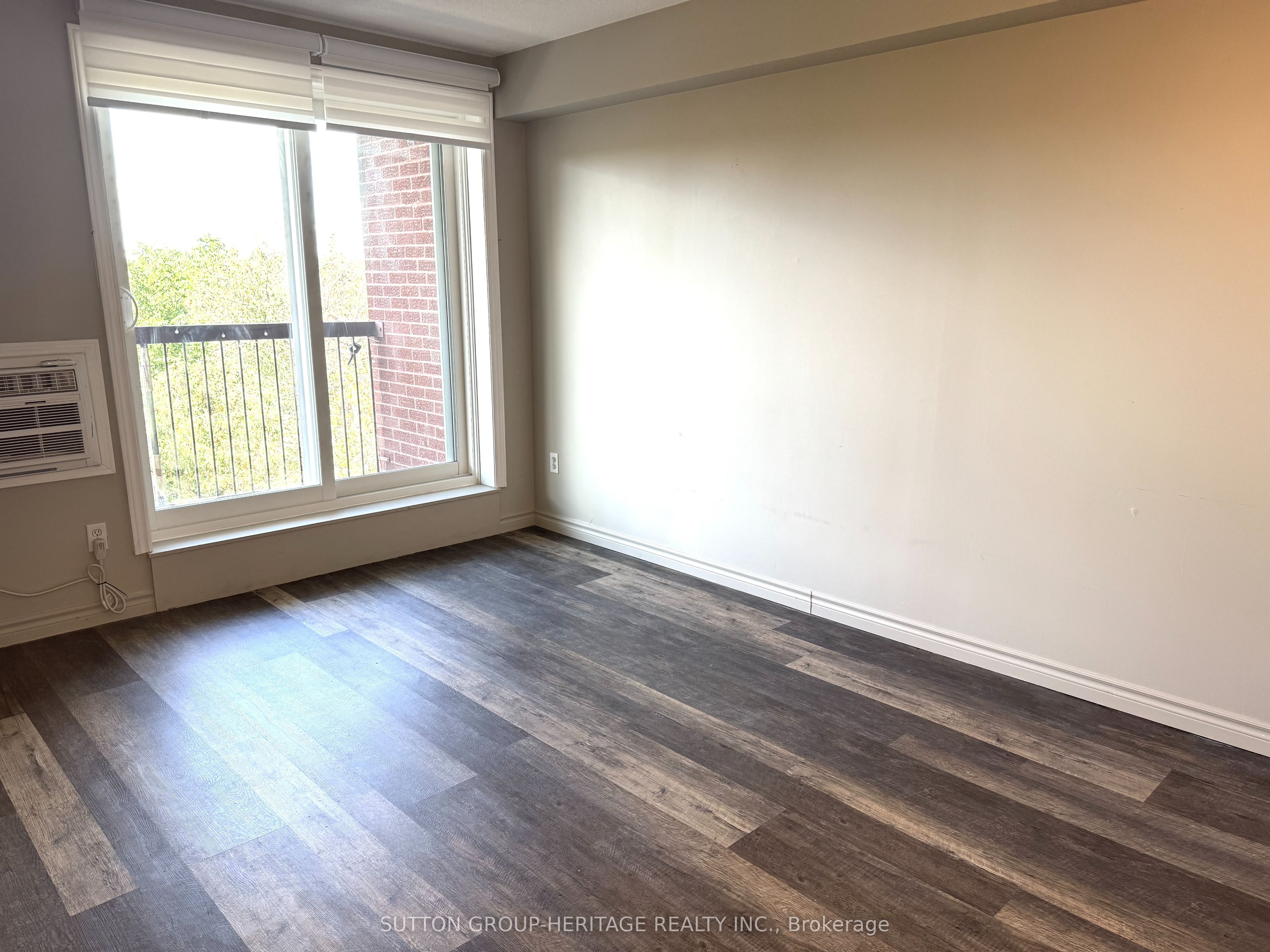 144 Queen Street W 403 Property Photo 11