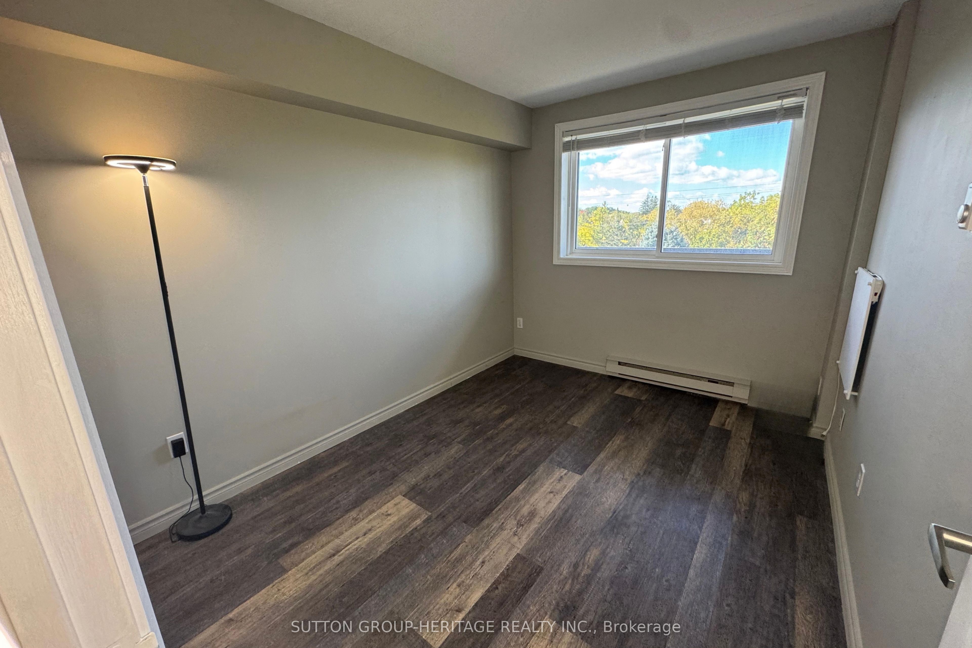 144 Queen Street W 403 Property Photo 15