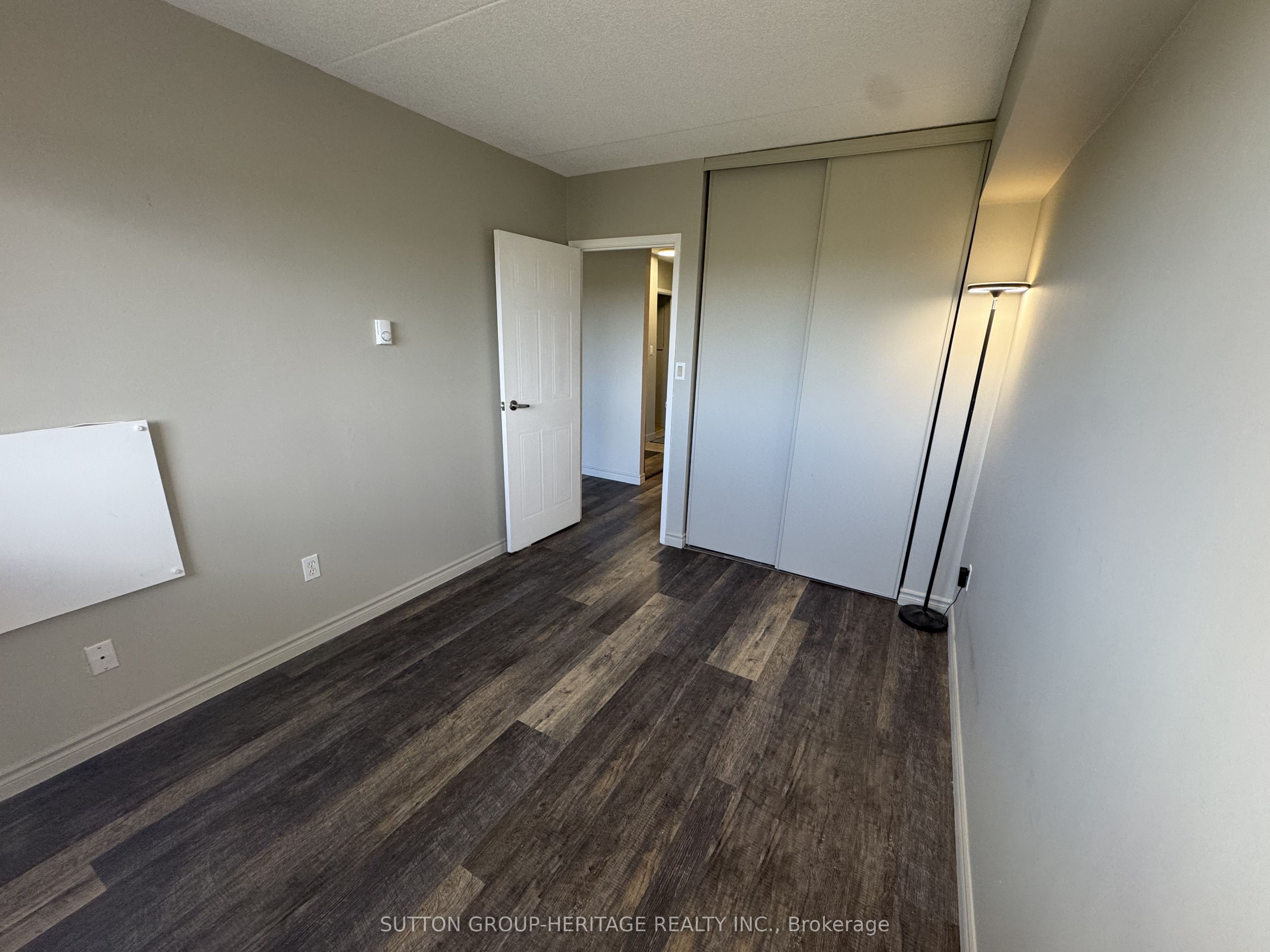 144 Queen Street W 403 Property Photo 17