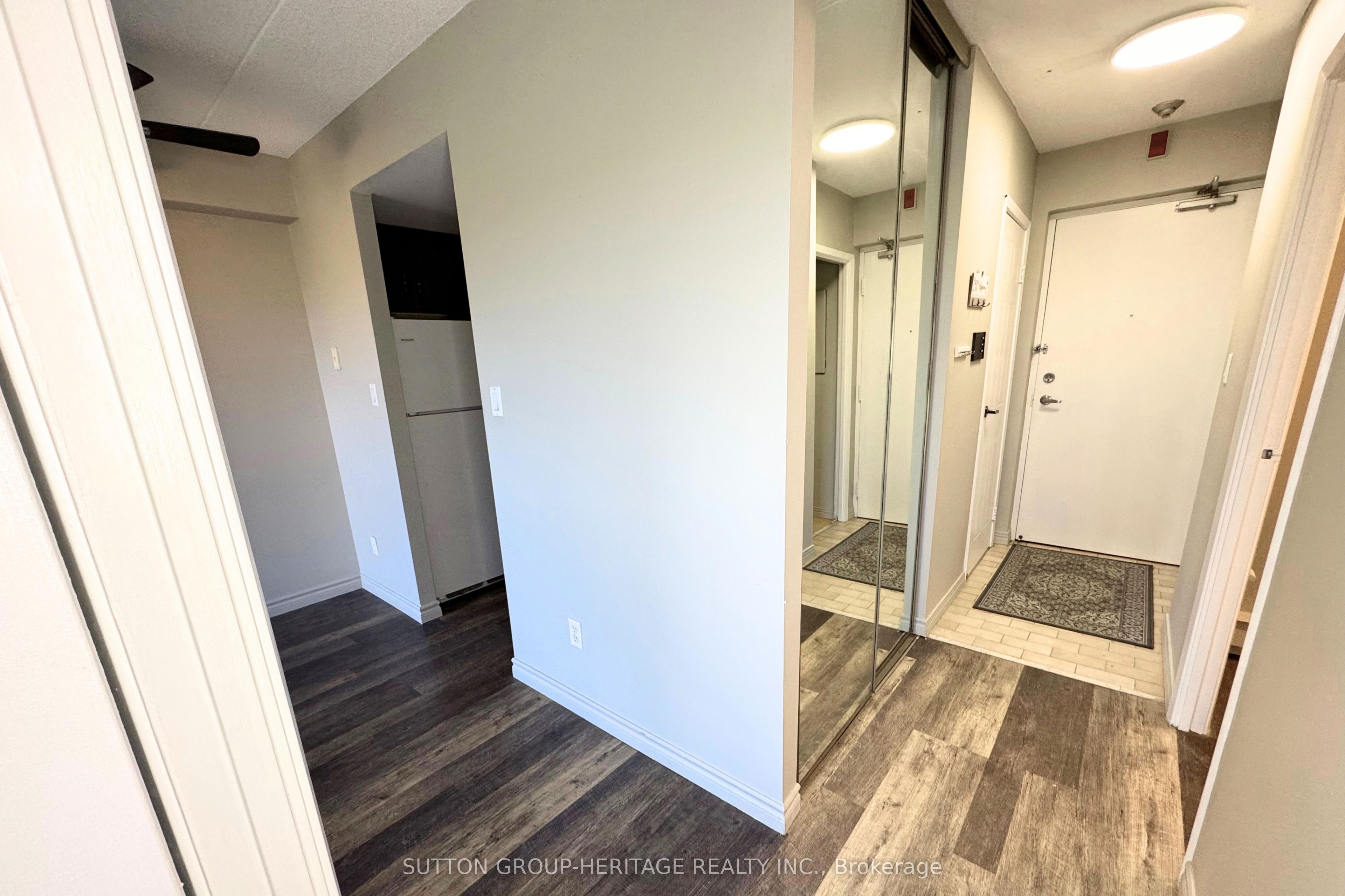 144 Queen Street W 403 Property Photo 18