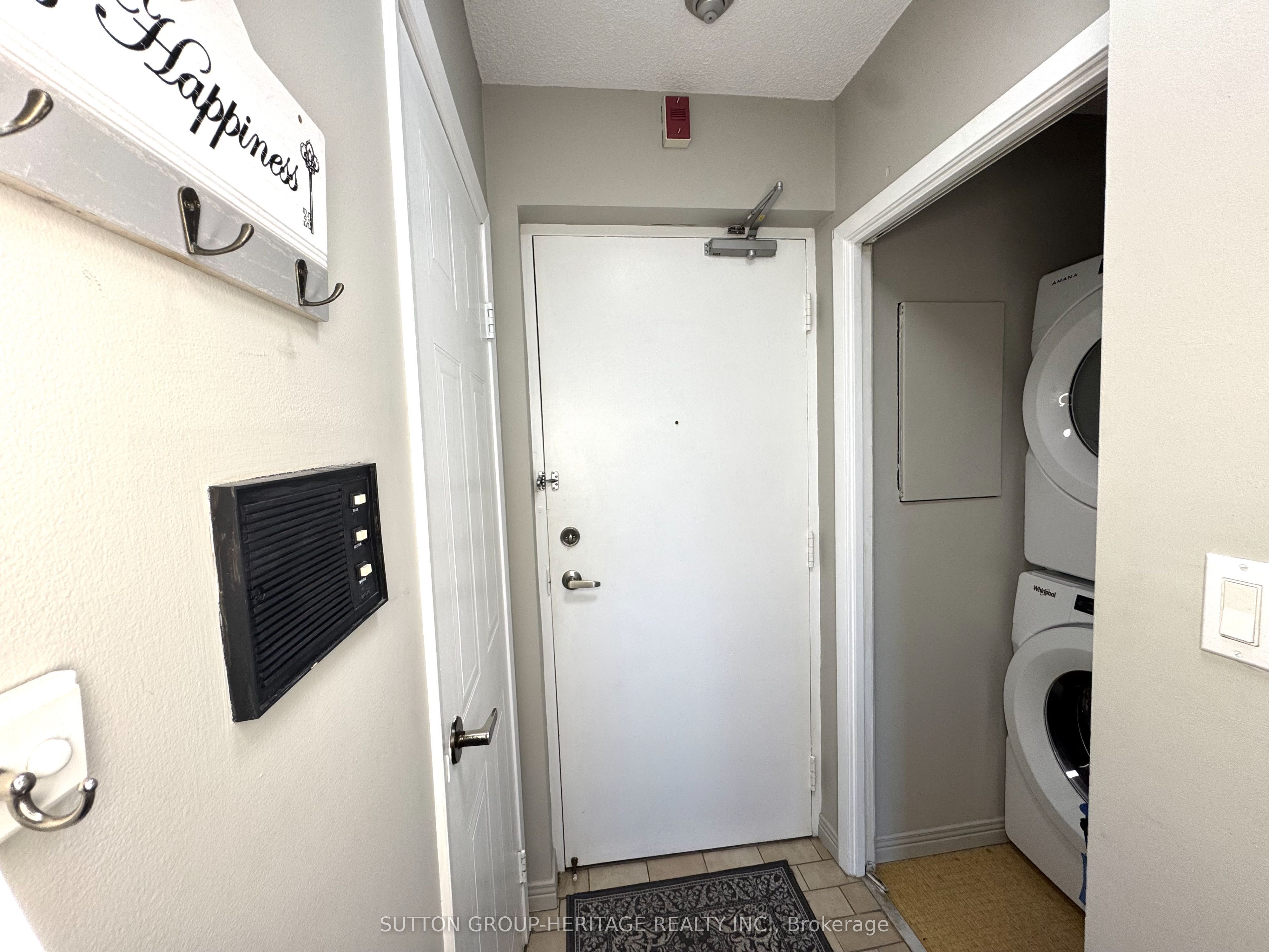 144 Queen Street W 403 Property Photo 22