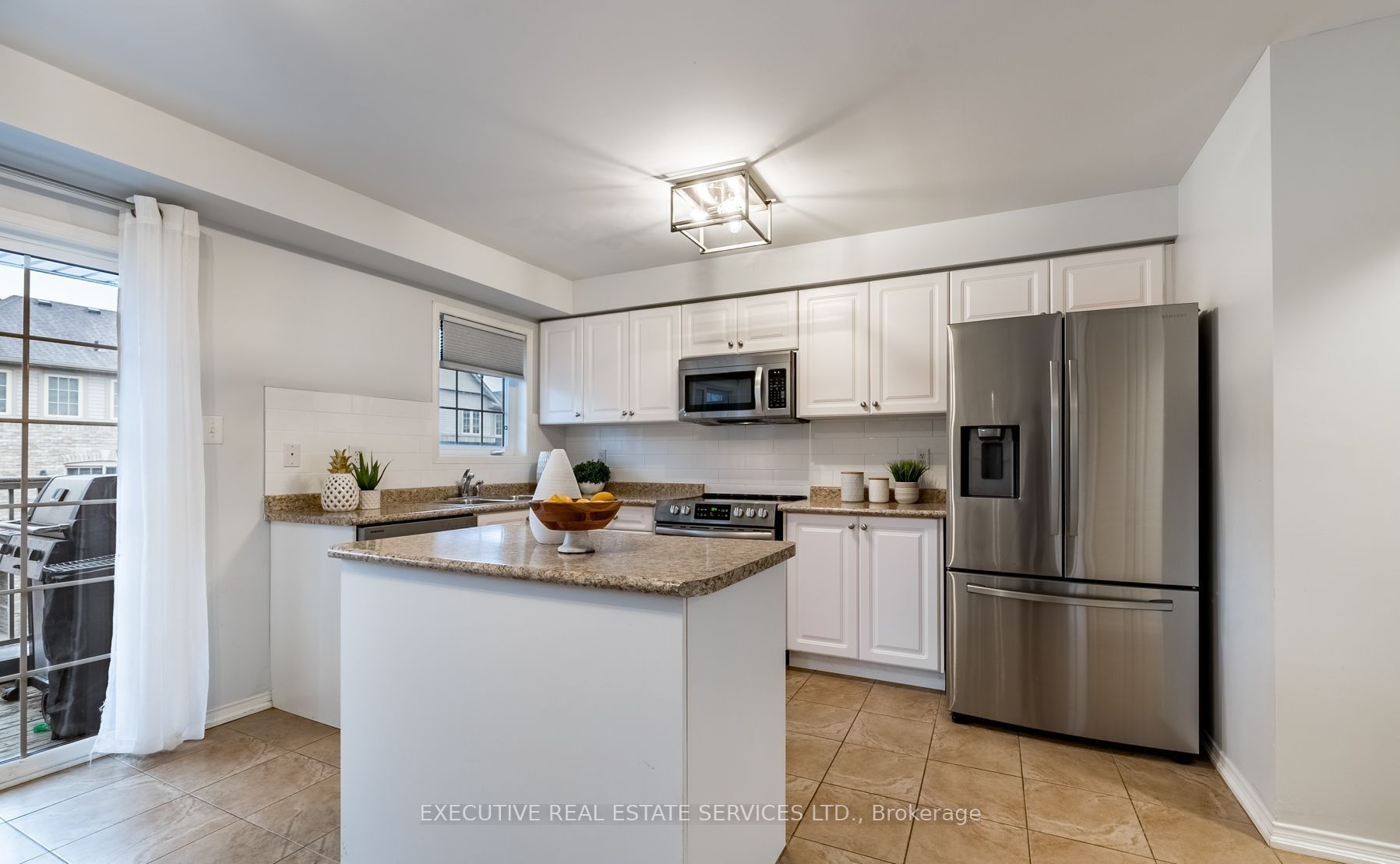 495 Rossland Road E Property Photo 4
