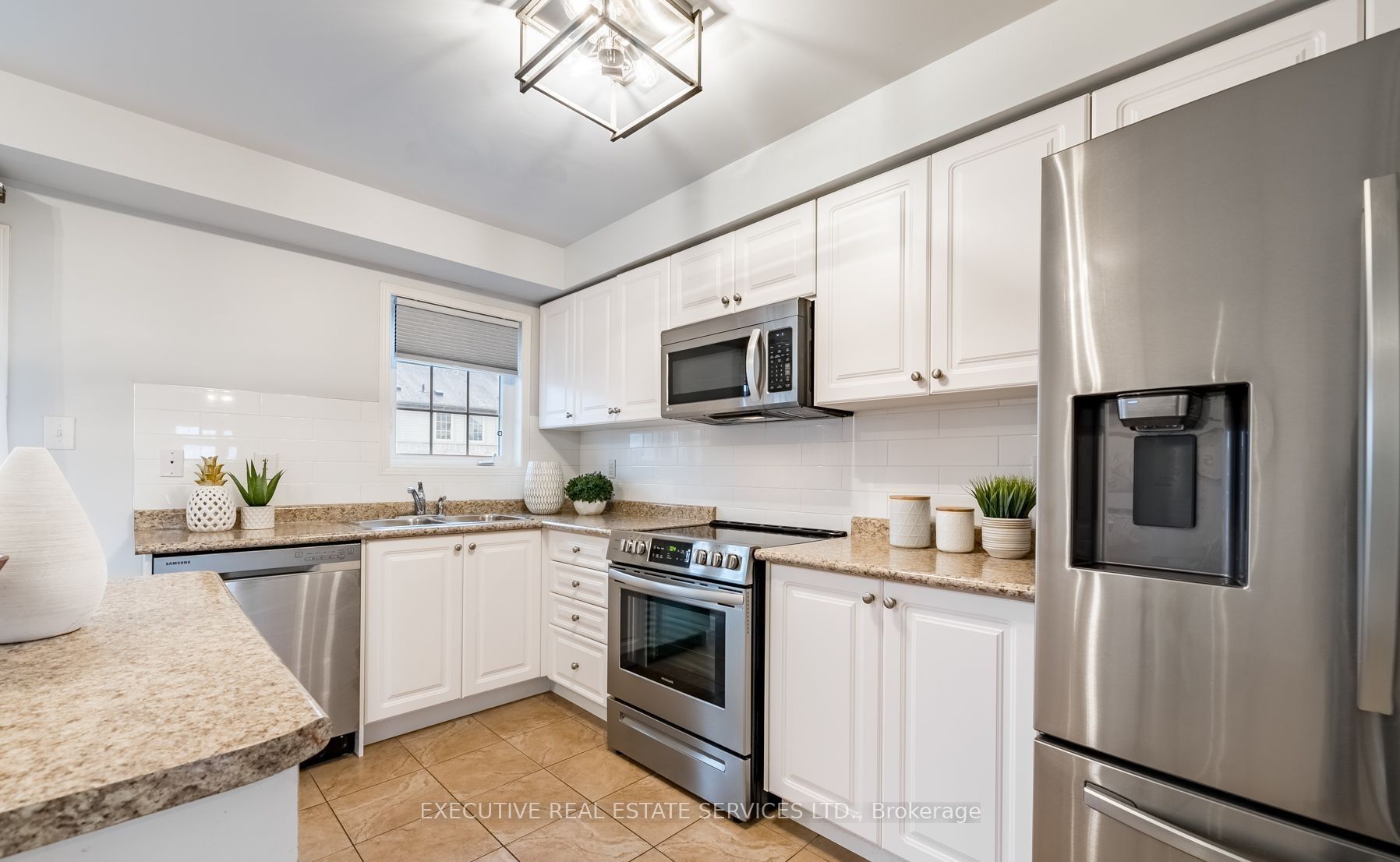495 Rossland Road E Property Photo 6