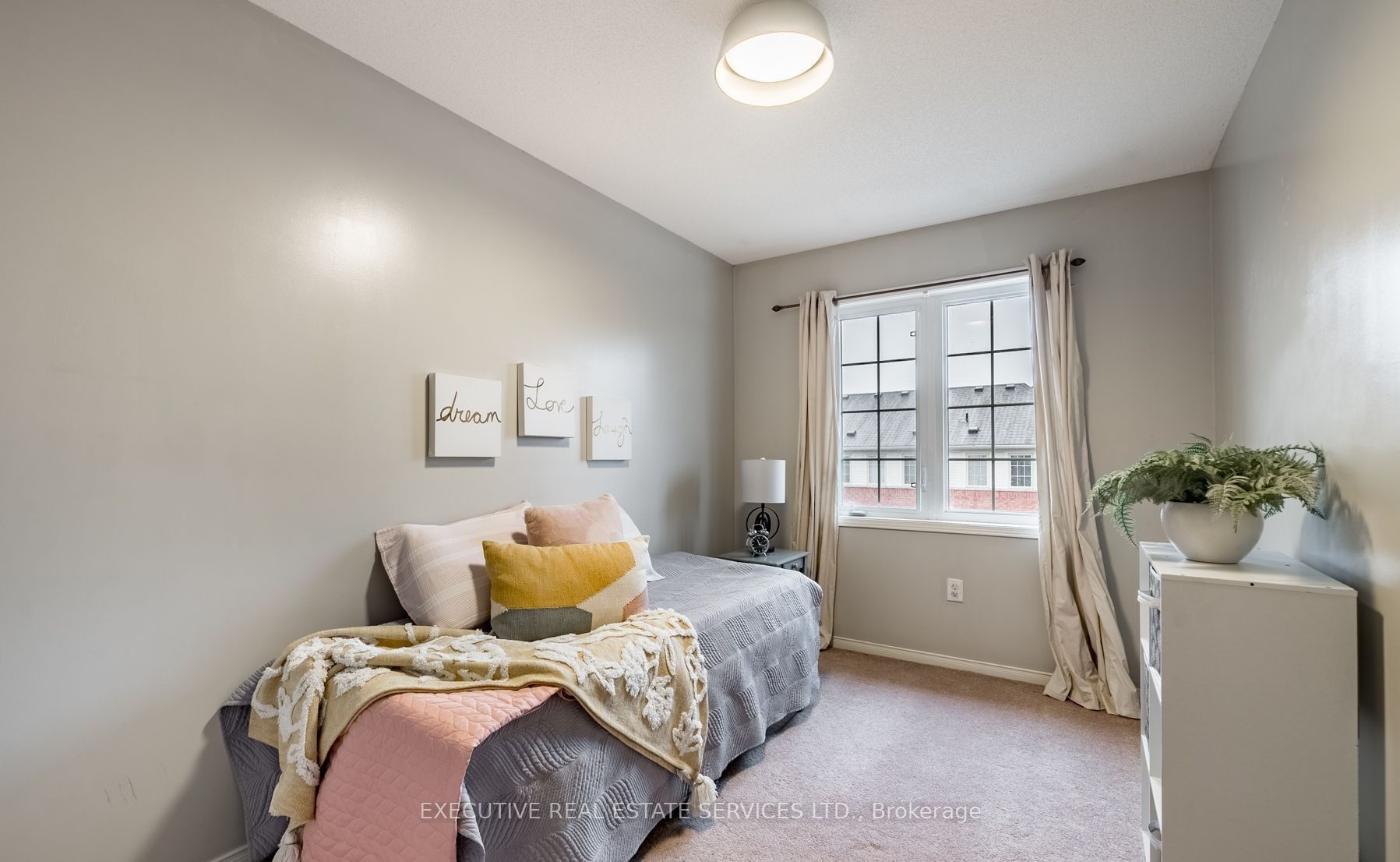 495 Rossland Road E Property Photo 14