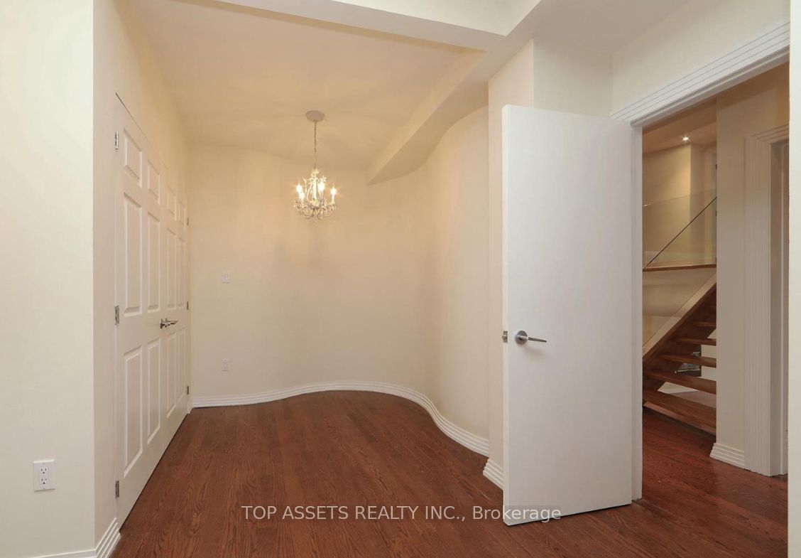 25 Fallingbrook Drive Property Photo 3