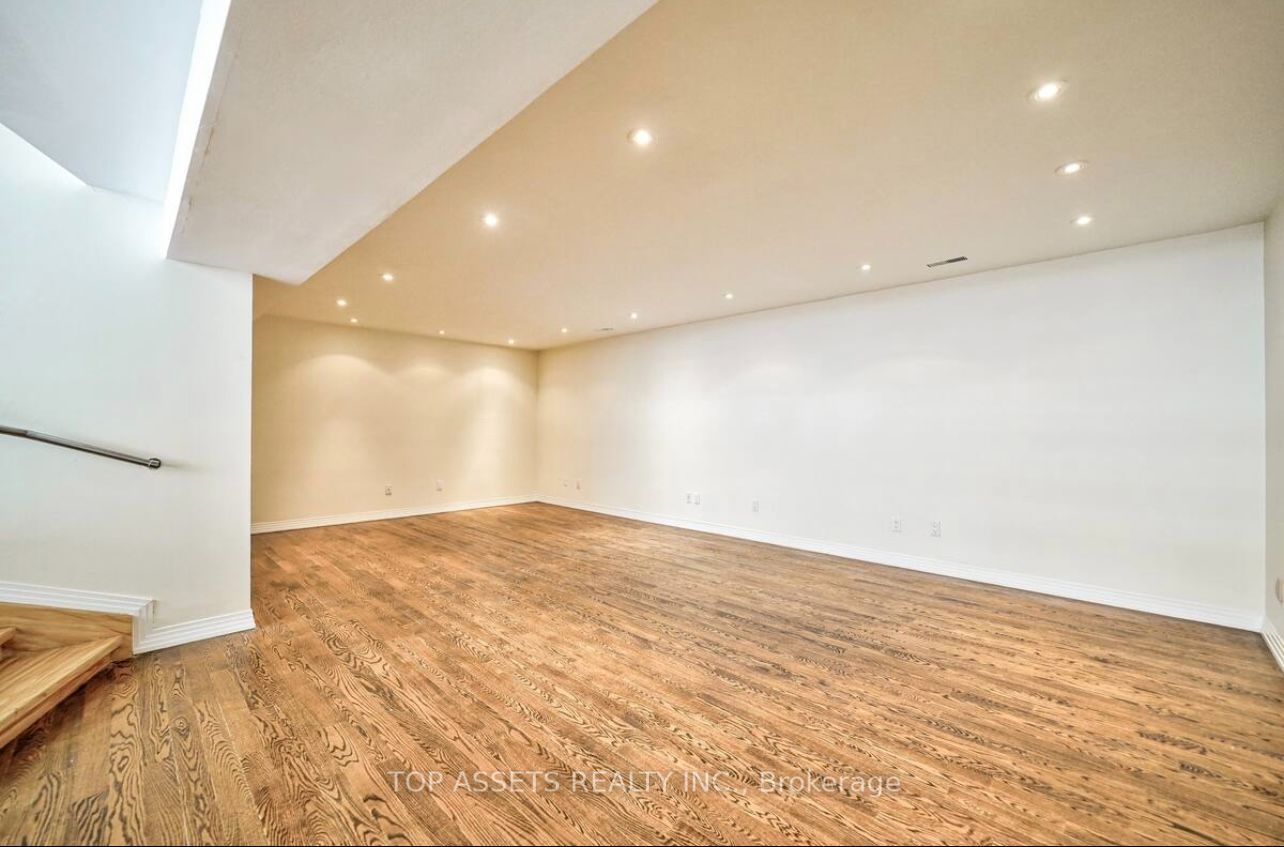 25 Fallingbrook Drive Property Photo 14