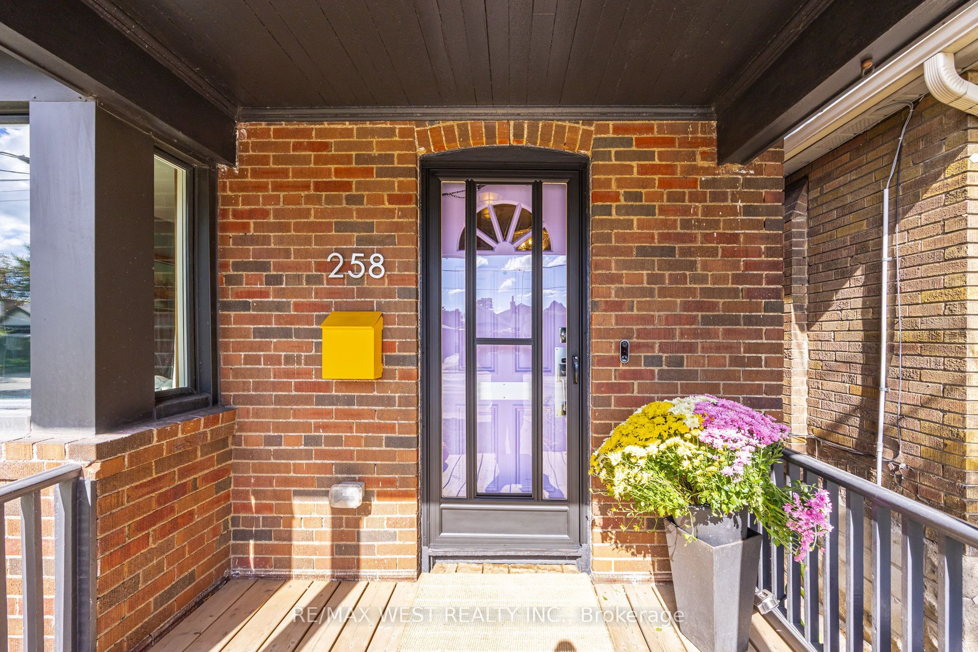 258 O'connor Drive Property Photo 3