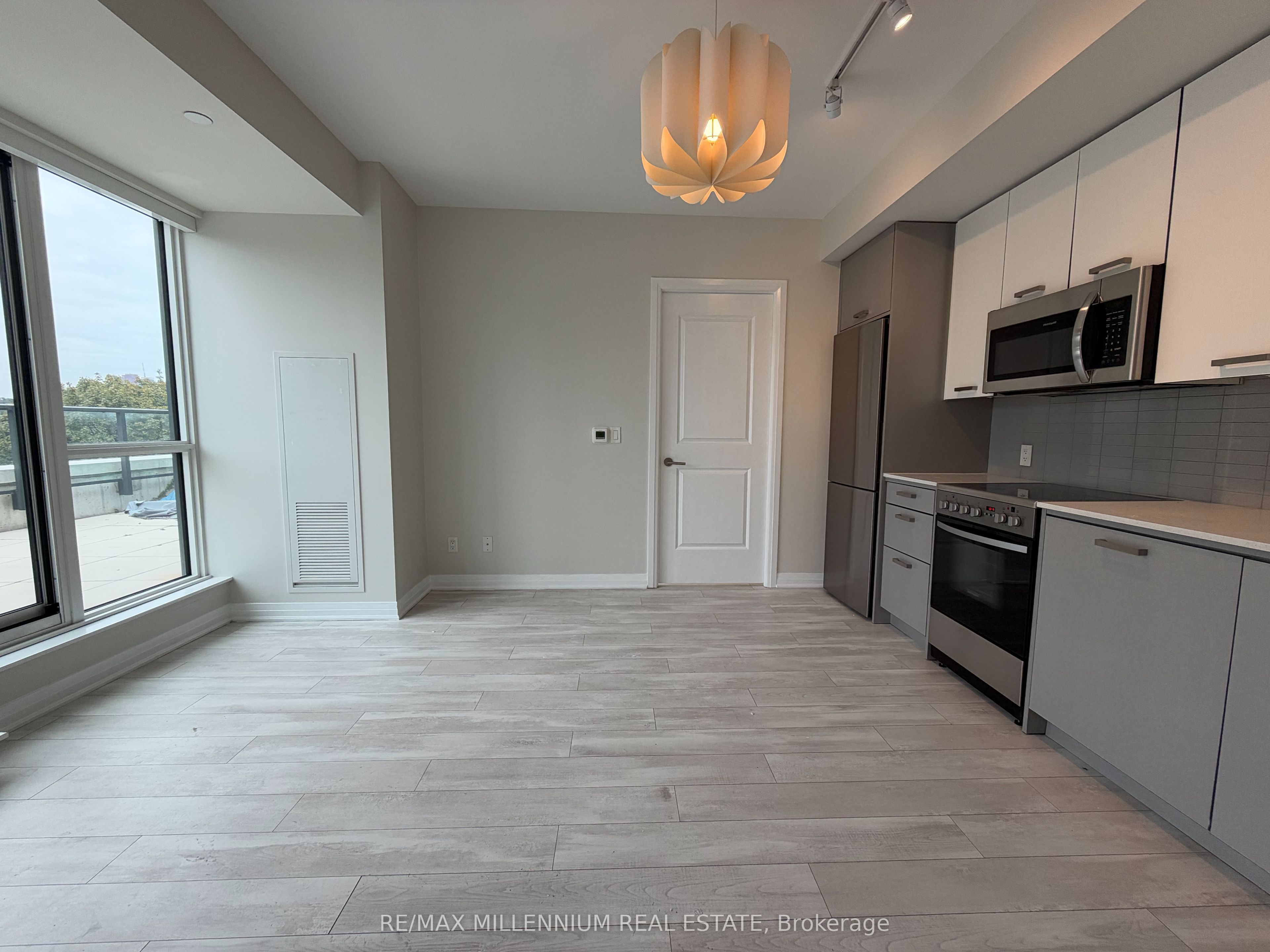 1630 Queen Street E 608 Property Photo 4