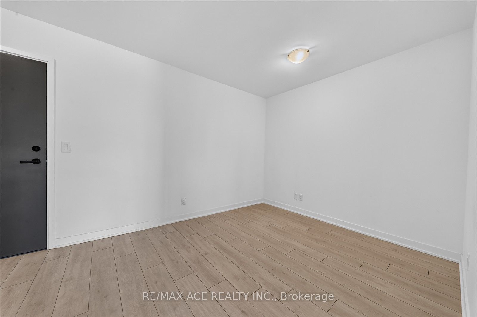 2033 Kennedy Road 515 Property Photo 9