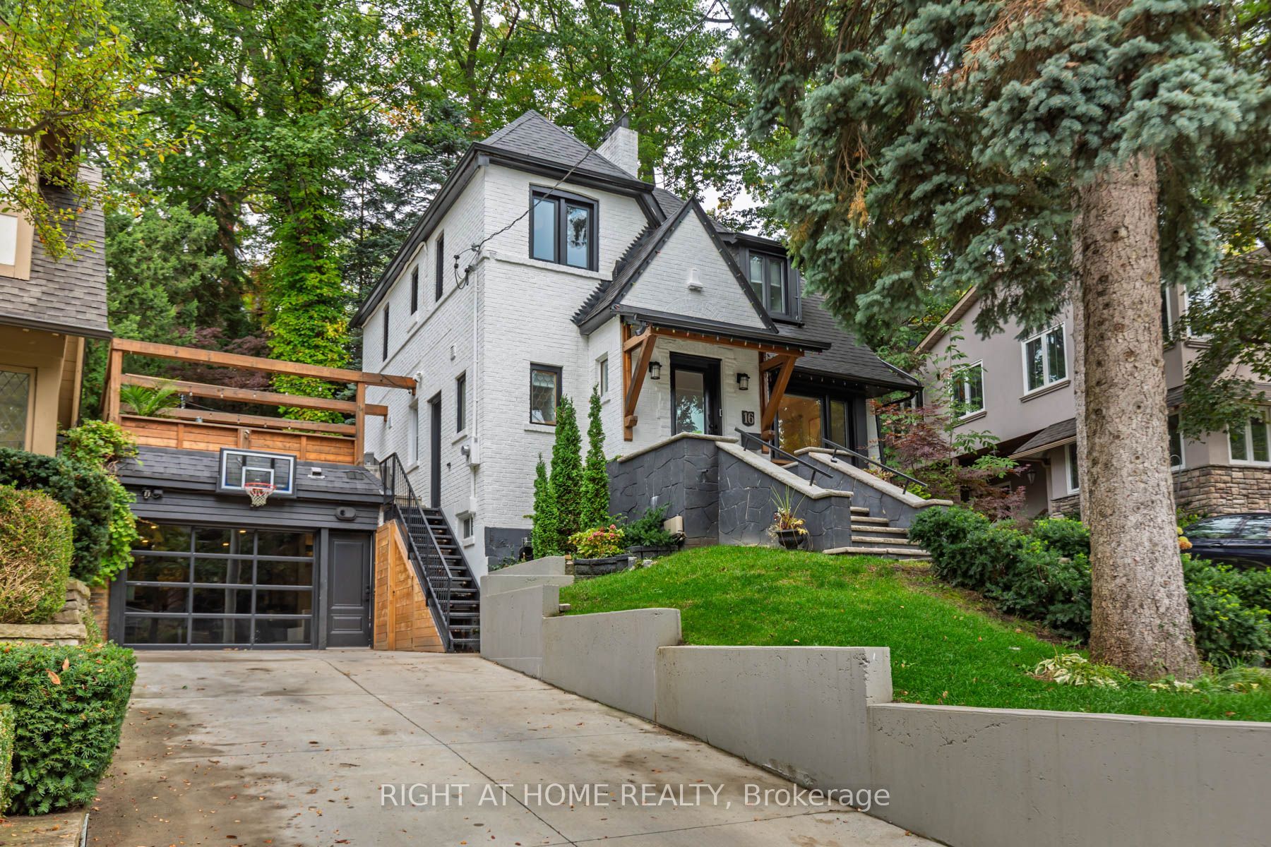 16 Pine Crescent Property Photo 2