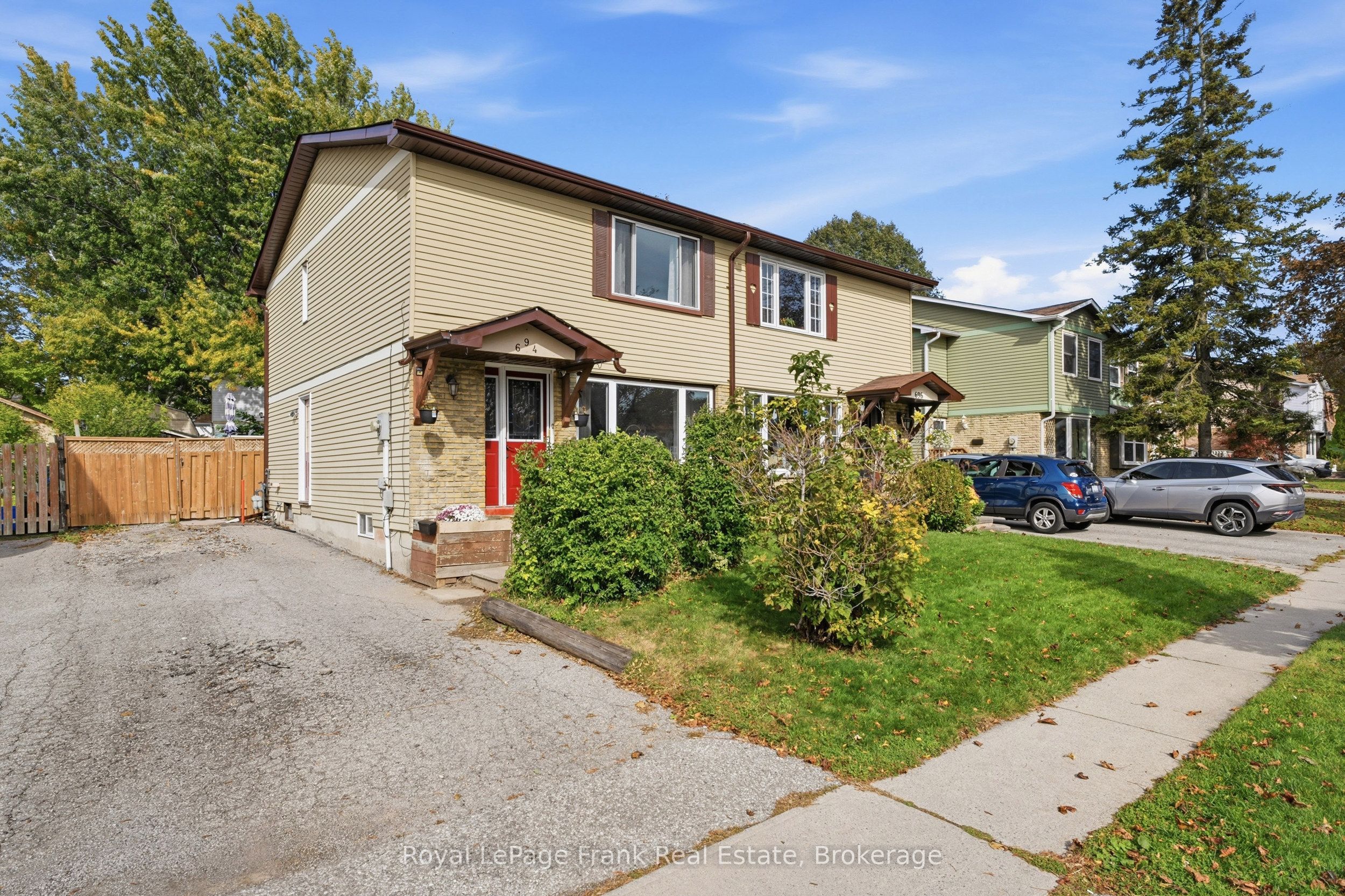 694 Hillcroft Street Property Photo 2