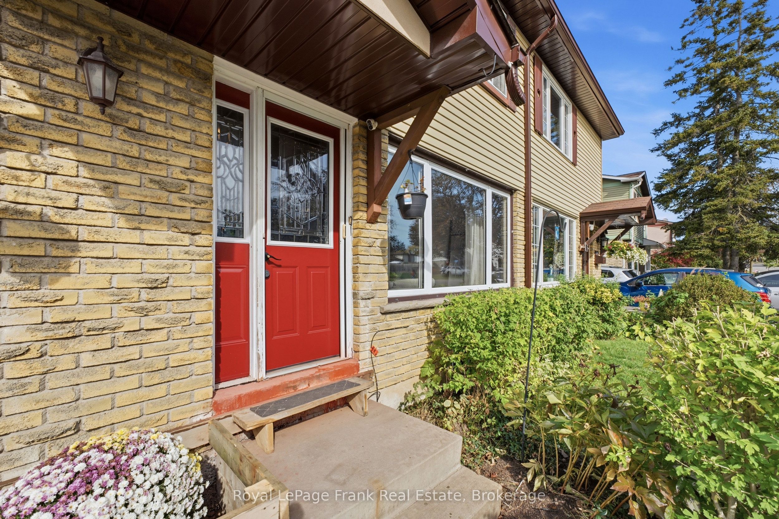 694 Hillcroft Street Property Photo 3