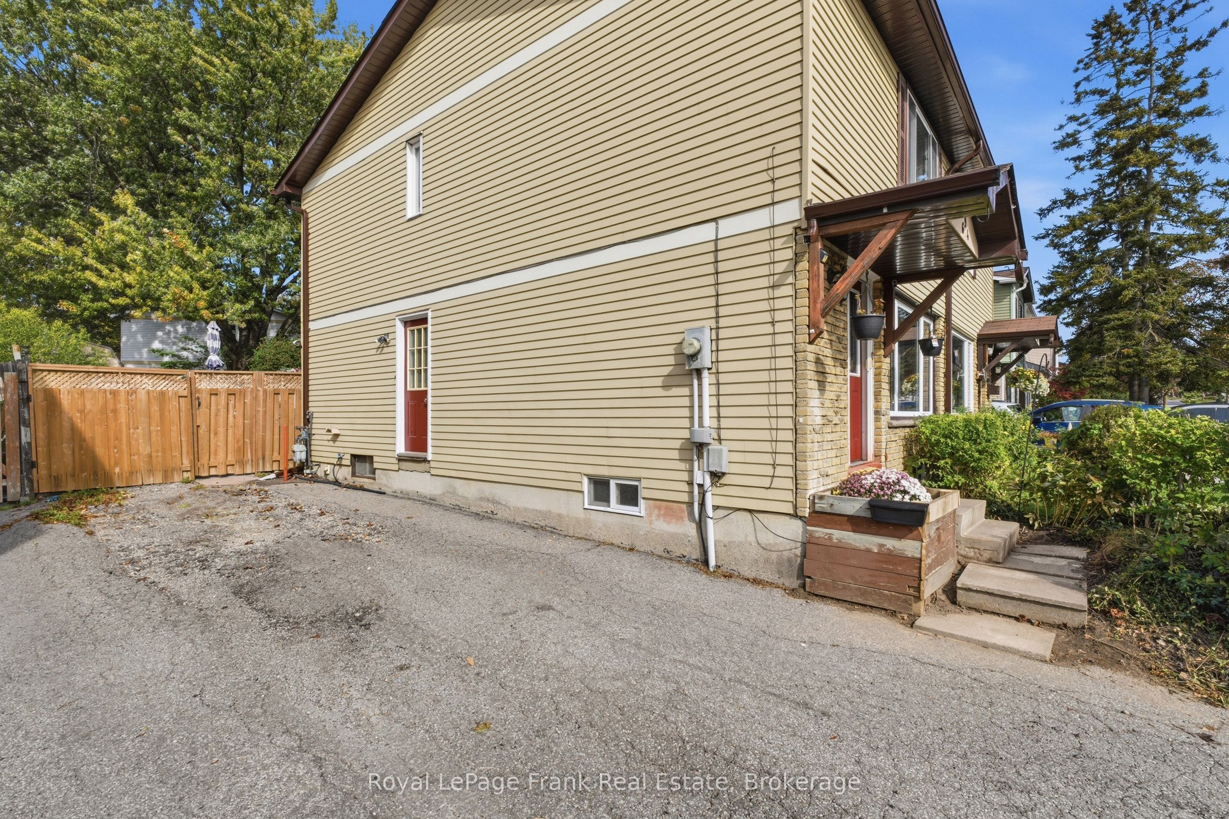 694 Hillcroft Street Property Photo 4