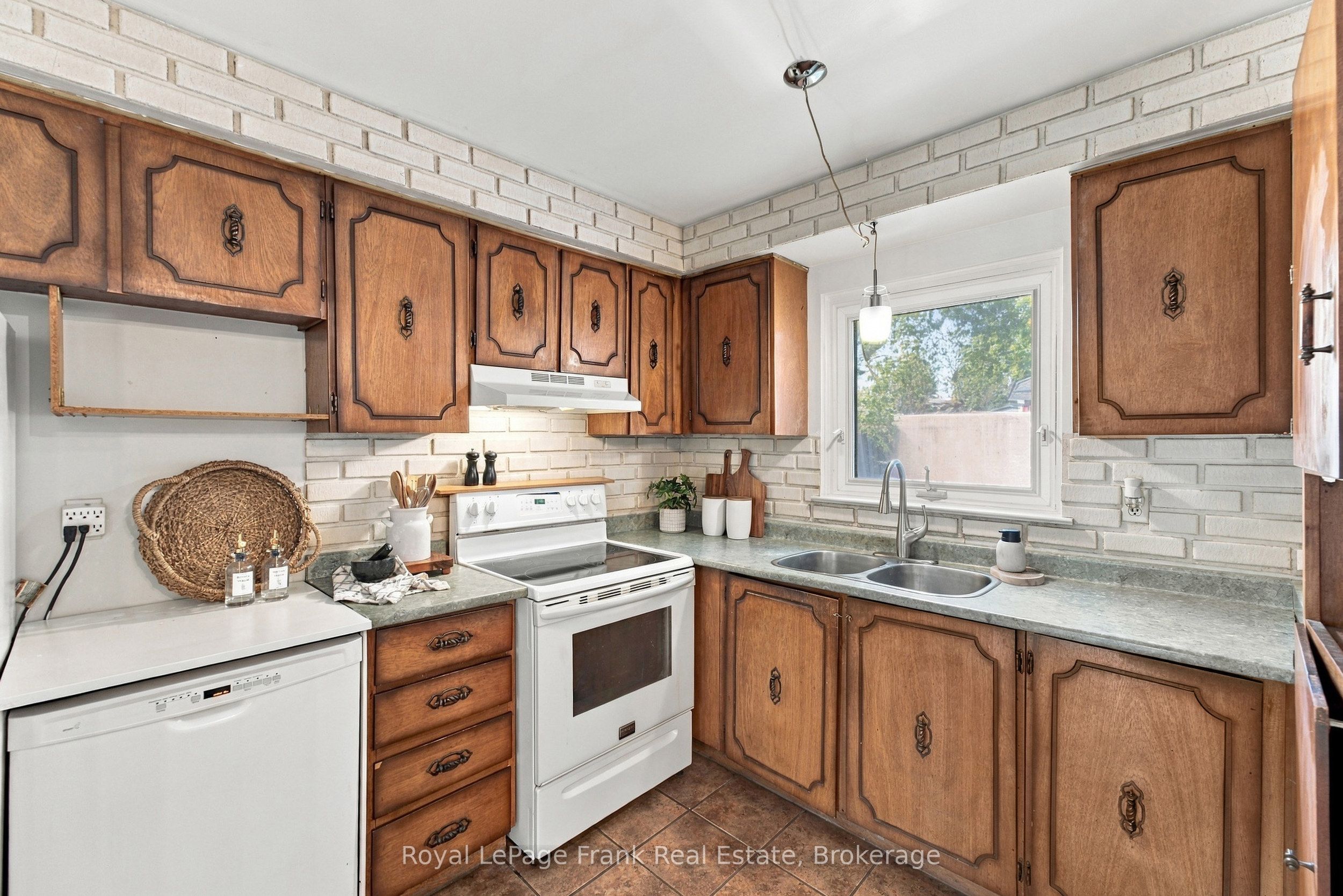 694 Hillcroft Street Property Photo 11
