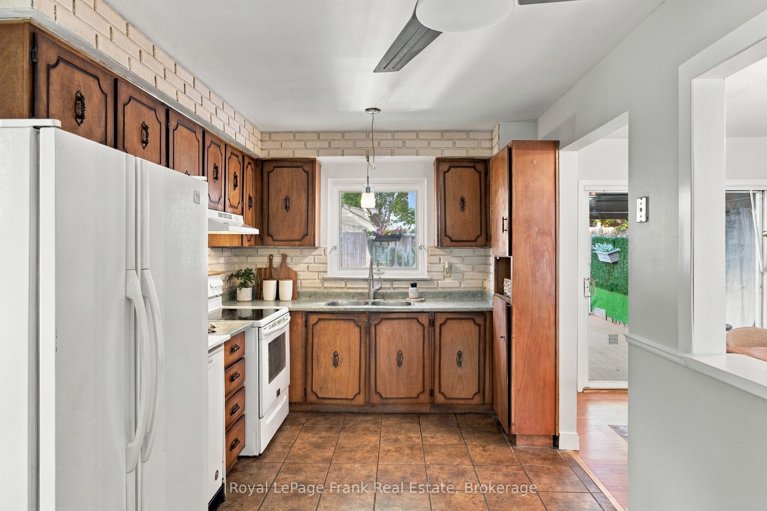 694 Hillcroft Street Property Photo 12