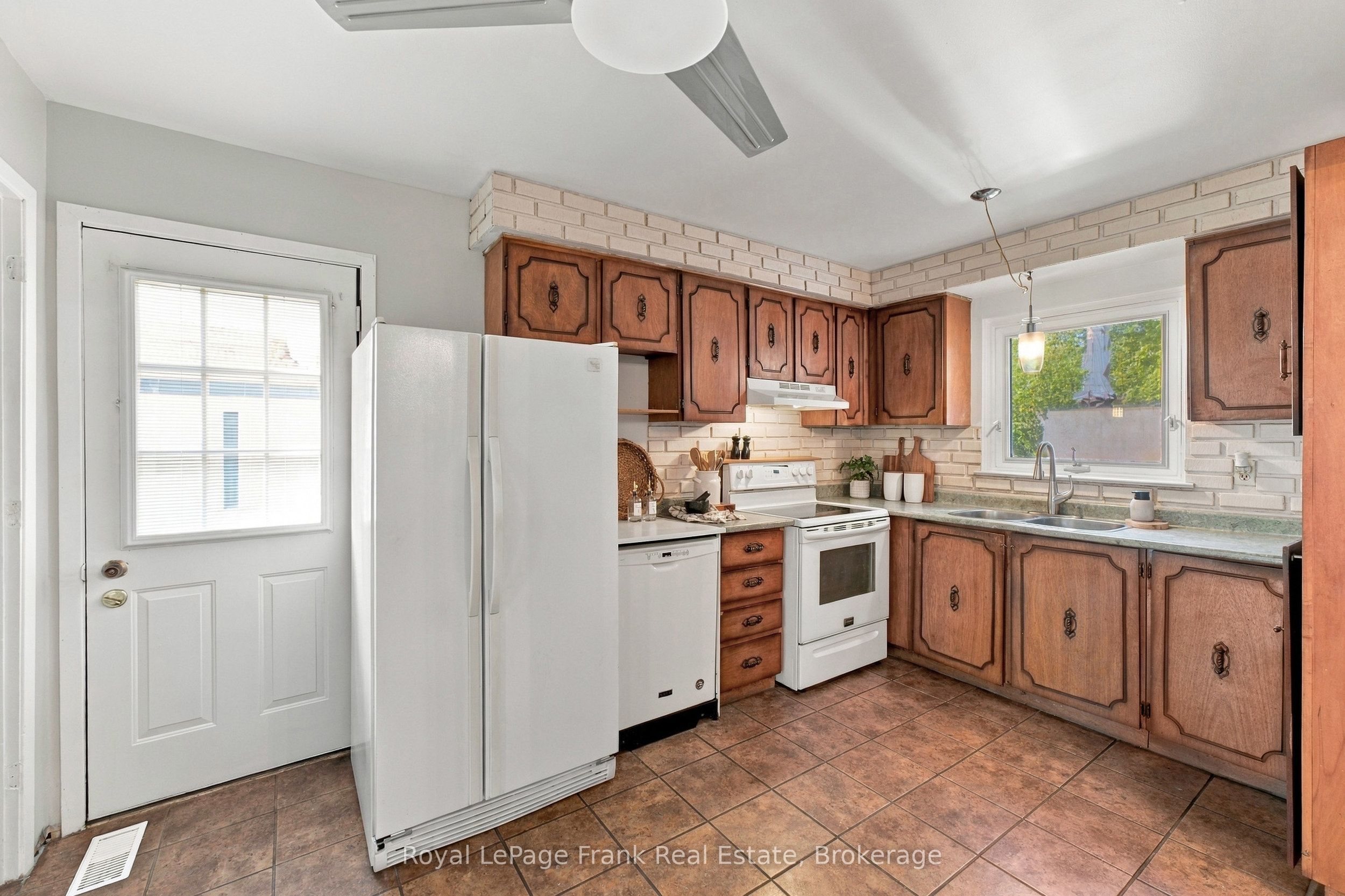 694 Hillcroft Street Property Photo 13