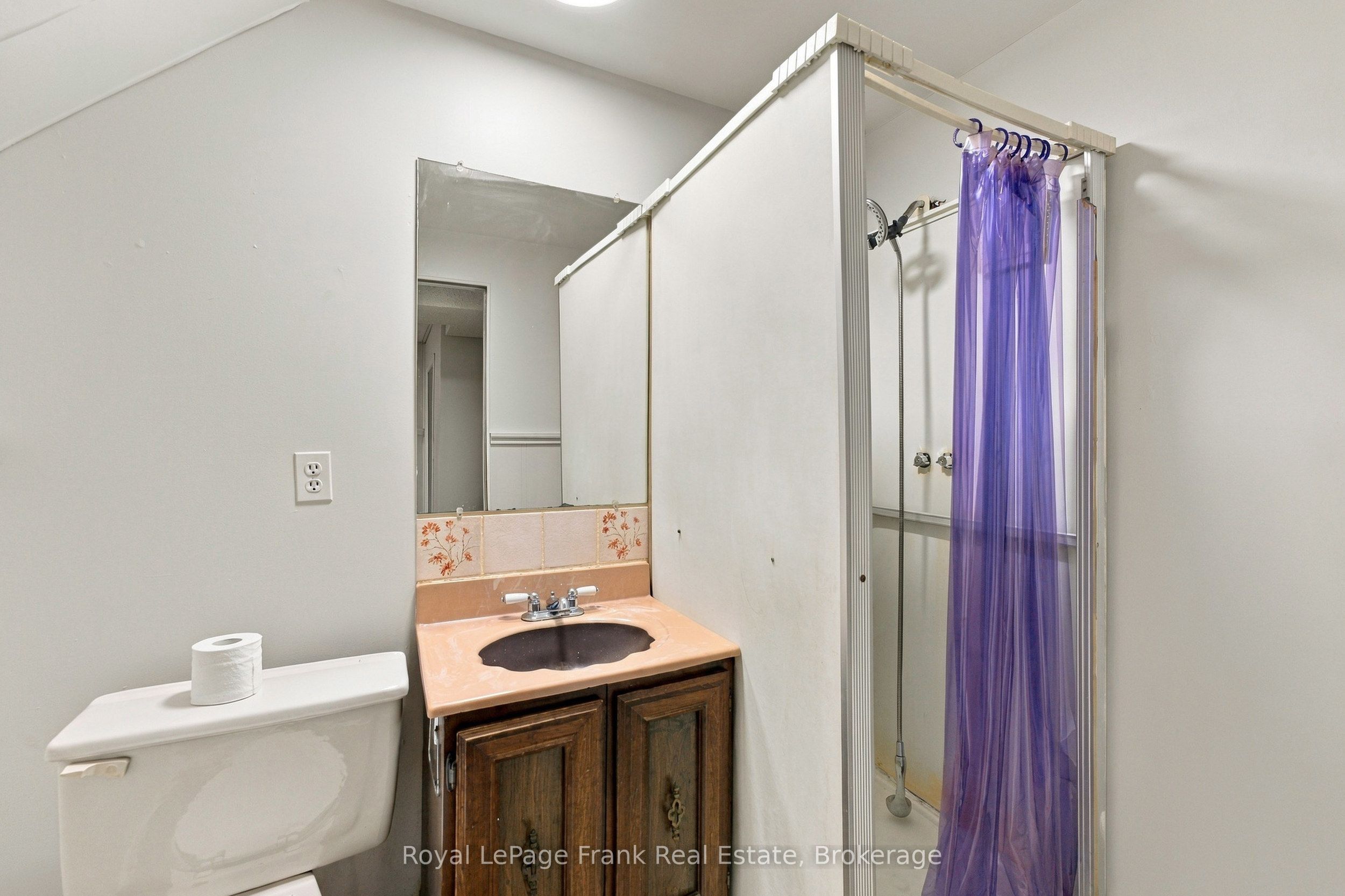 694 Hillcroft Street Property Photo 26