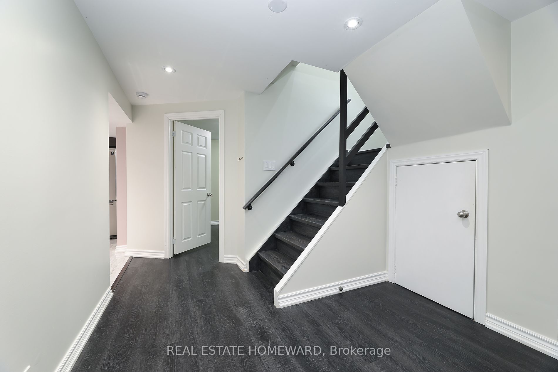 36 Kim Court Lower Property Photo 4