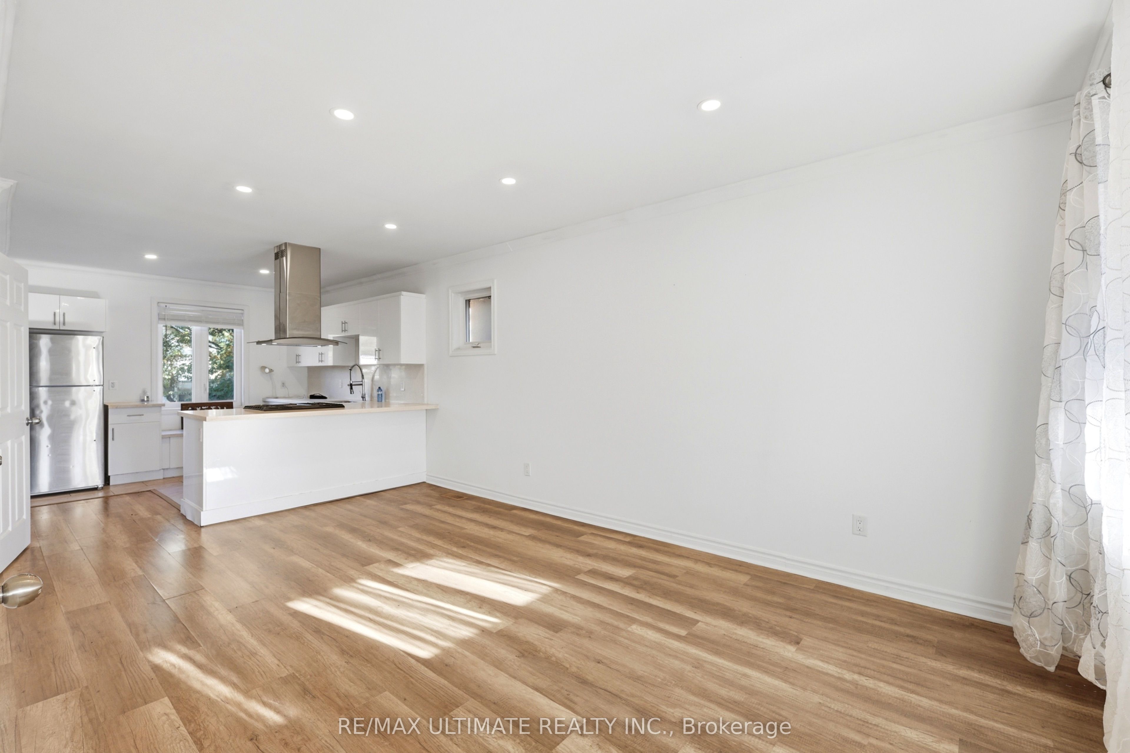 183 Ritson Road S Property Photo 8