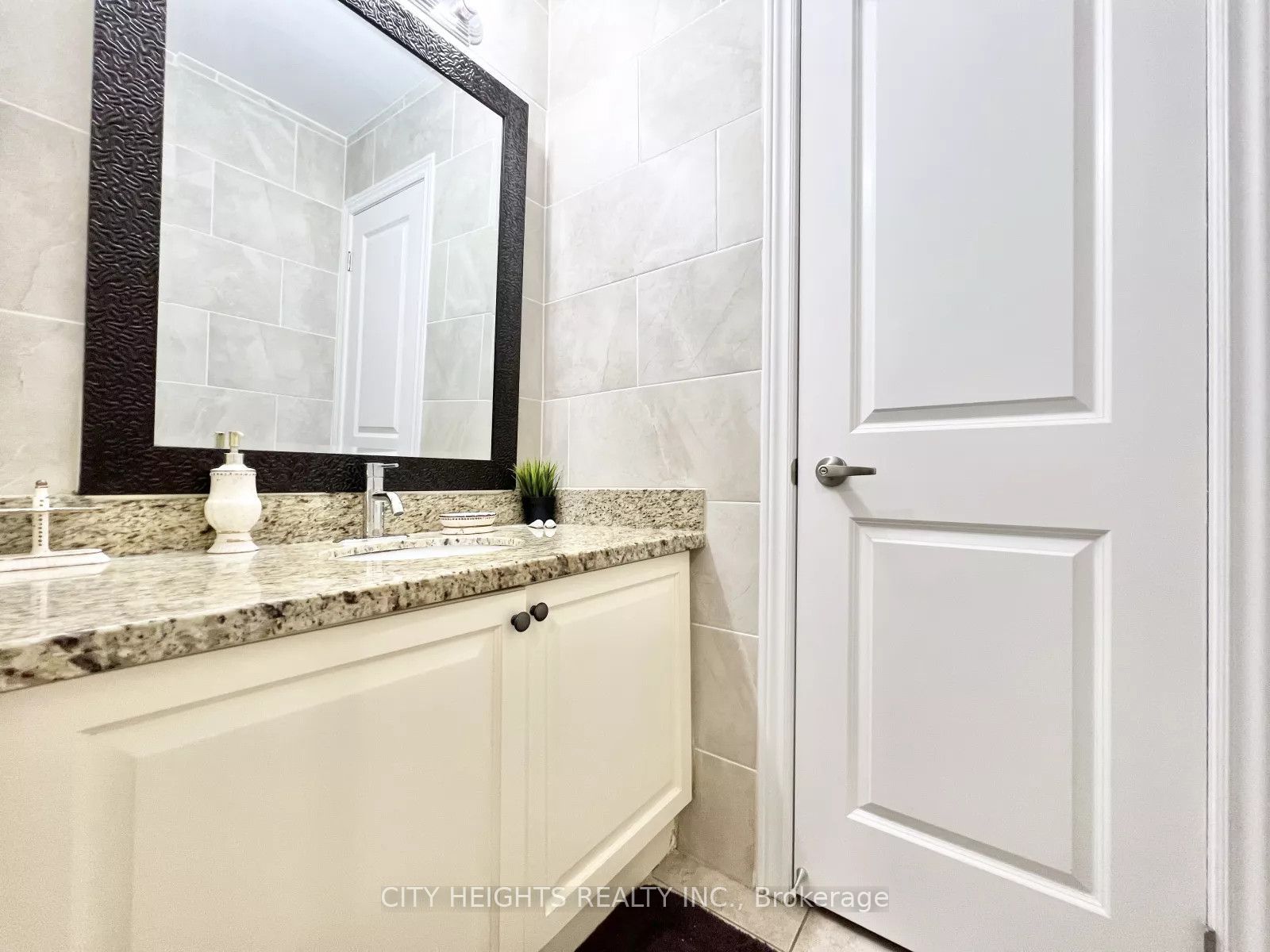 50 Madelaine Avenue Upper Property Photo 11