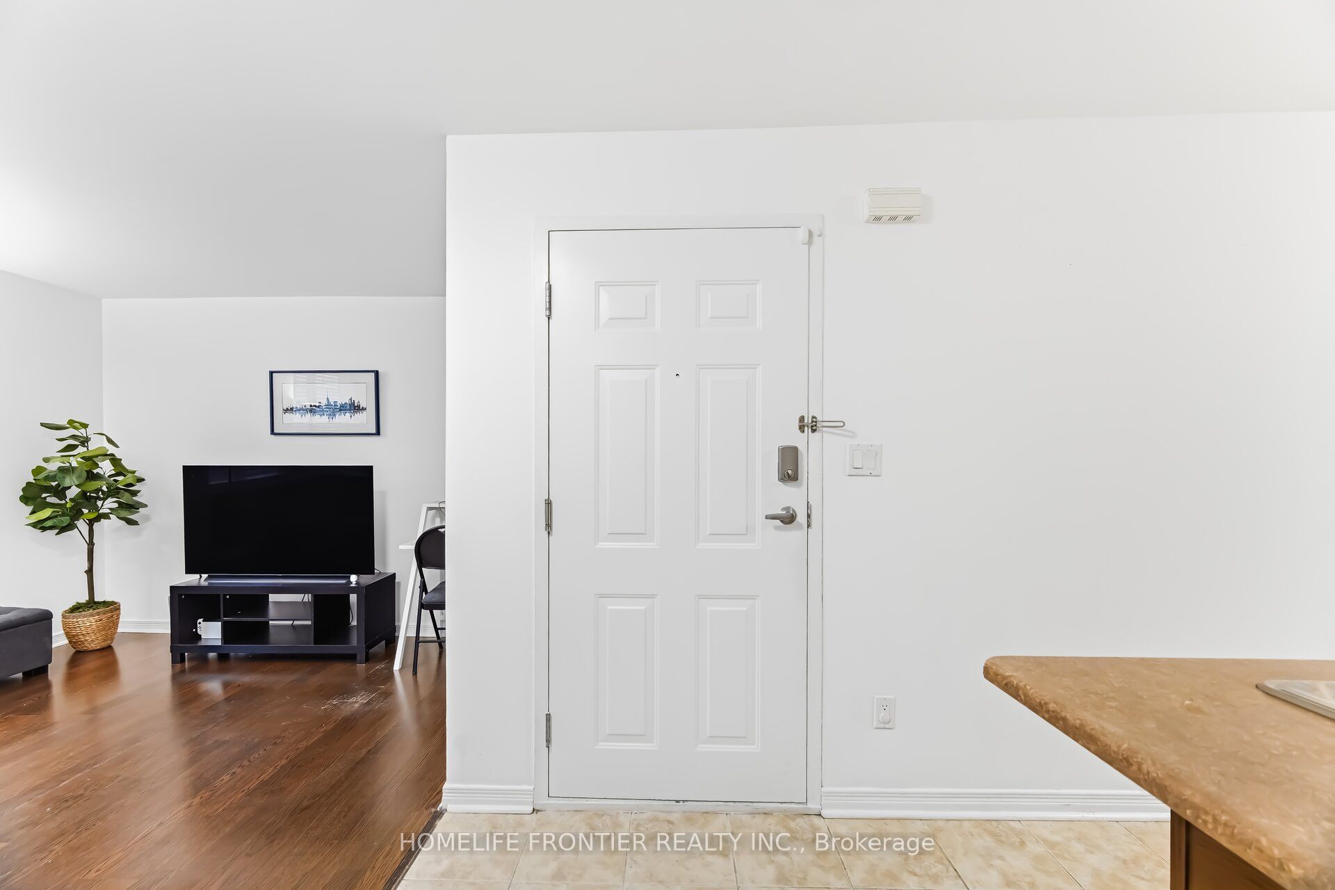 45 Strangford Lane 207 Property Photo 5