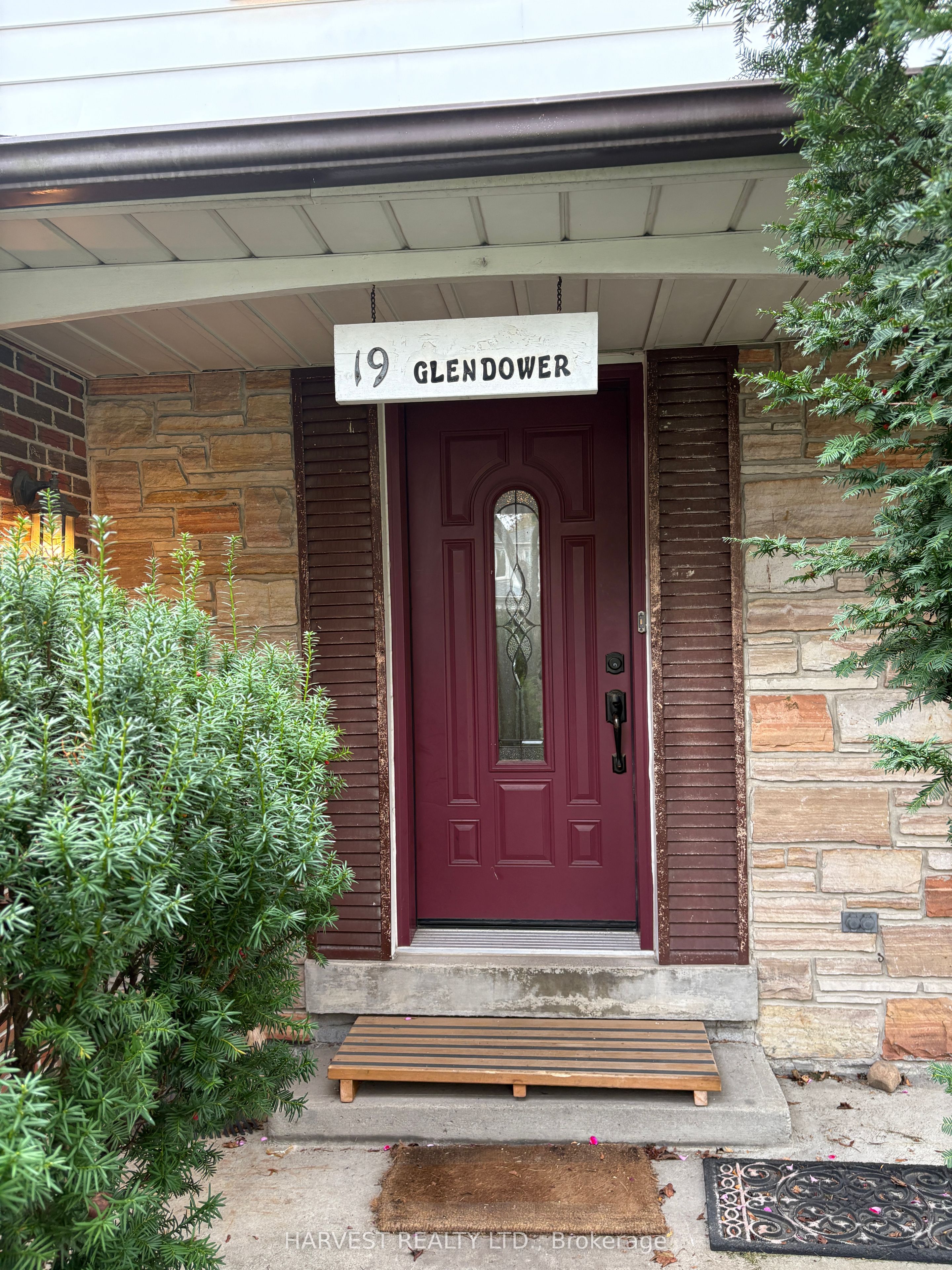19 Glendower Circuit Property Photo 2