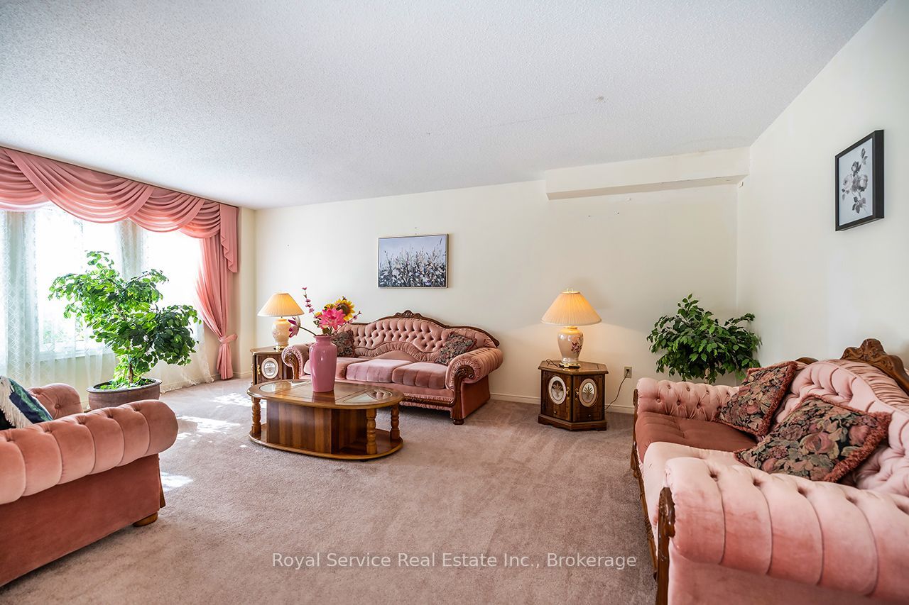 516 Palmtree Crescent Property Photo 5