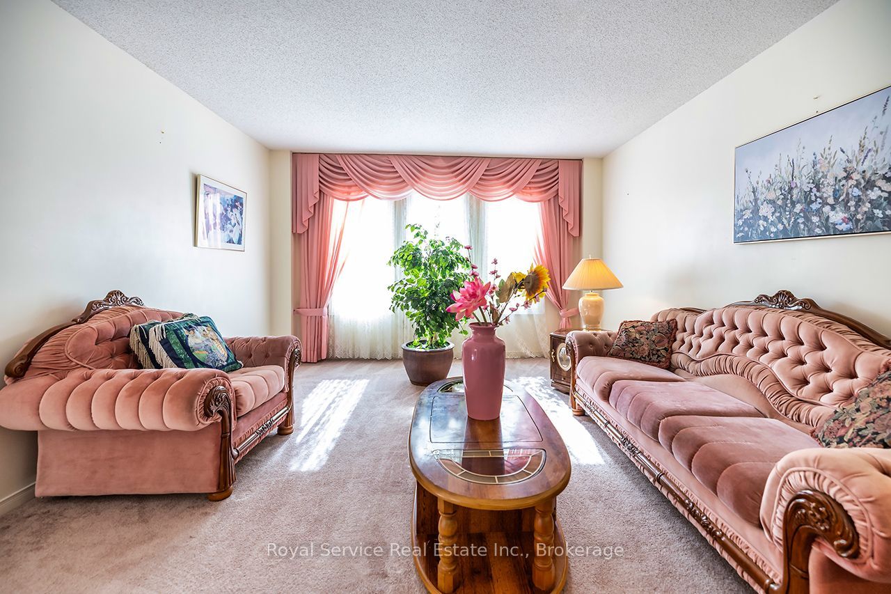 516 Palmtree Crescent Property Photo 6