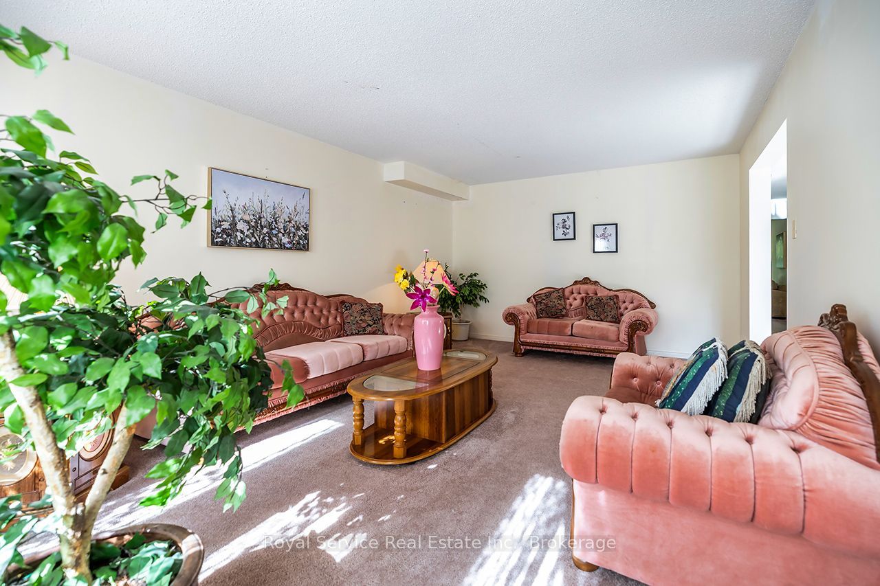 516 Palmtree Crescent Property Photo 7