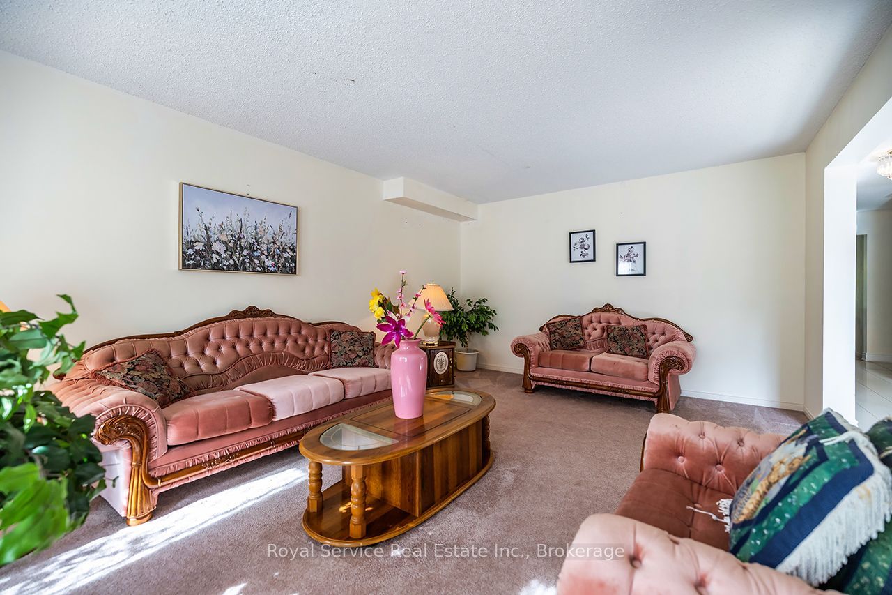 516 Palmtree Crescent Property Photo 8