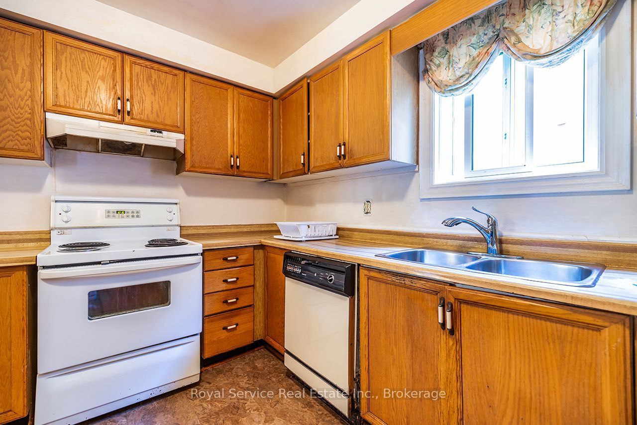516 Palmtree Crescent Property Photo 14