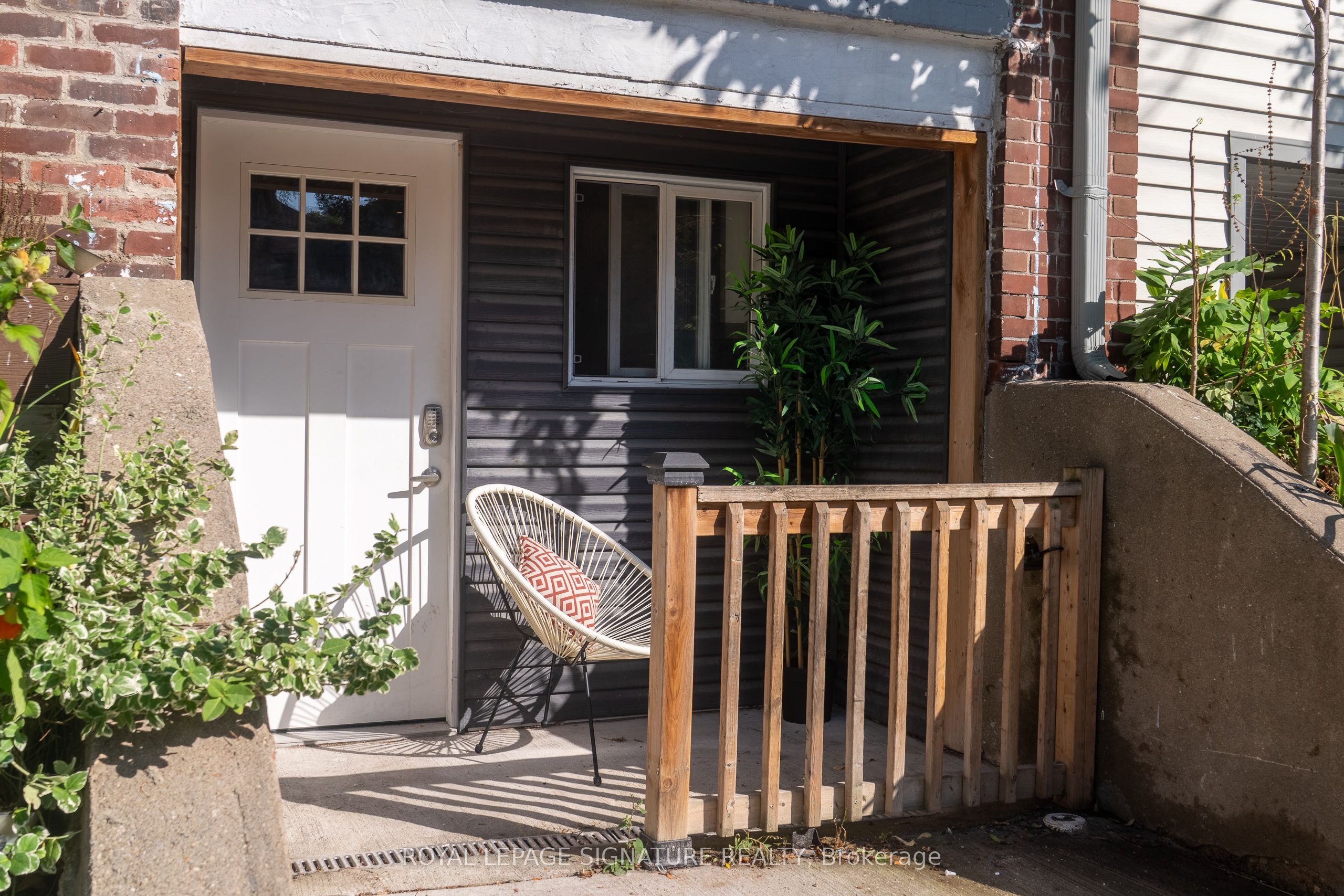 695 Woodbine Avenue Lower Property Photo 2