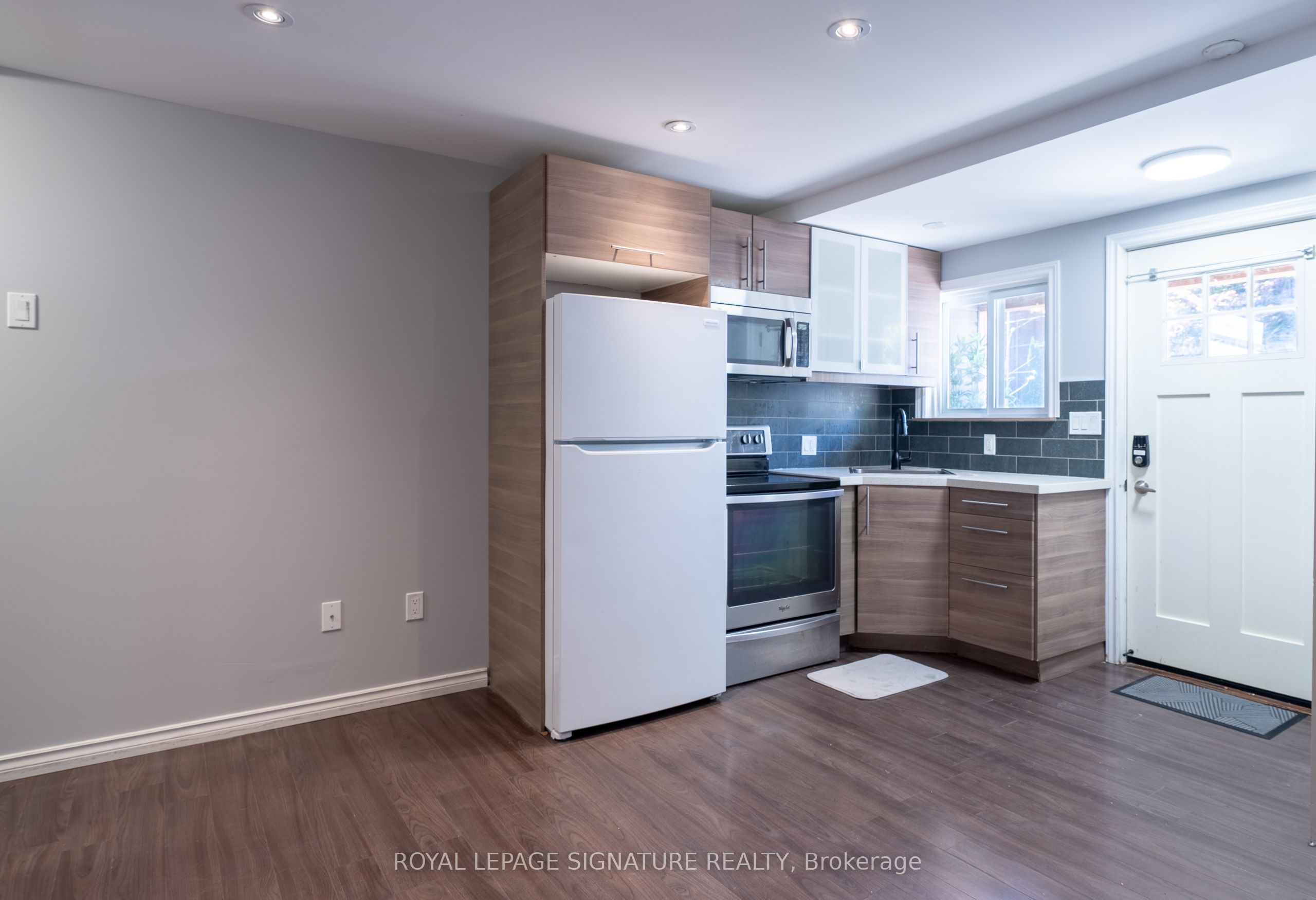 695 Woodbine Avenue Lower Property Photo 3