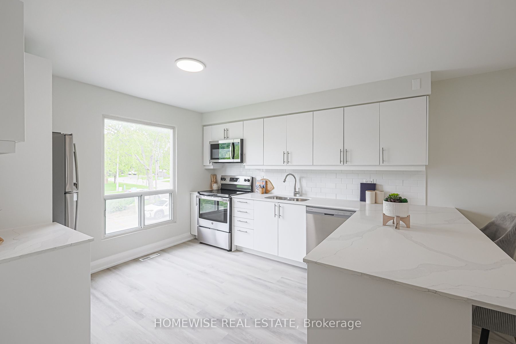 560 Waverly Street N 33 Property Photo 6
