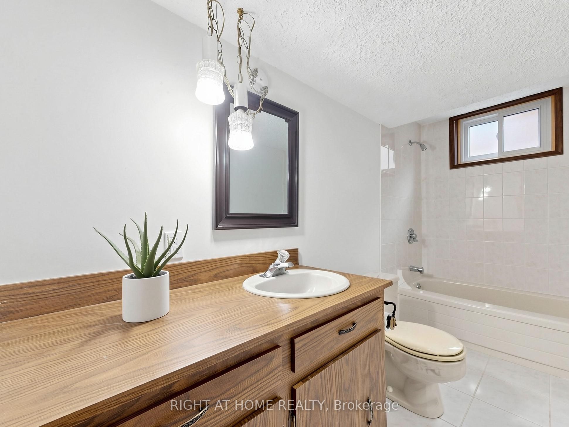 36 Joanna Drive E Property Photo 27