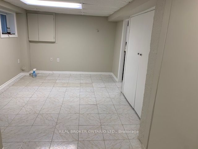 988 Cosburn Avenue Bsmt Property Photo 12