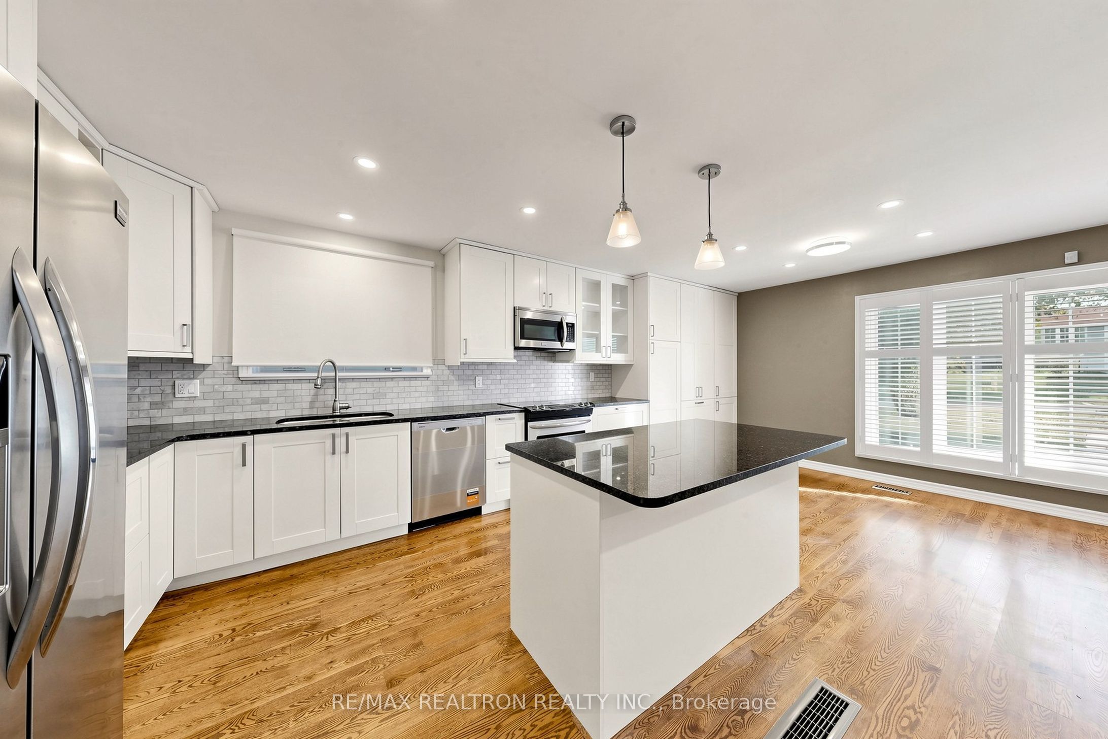 98 Thorncliffe Street Property Photo 3