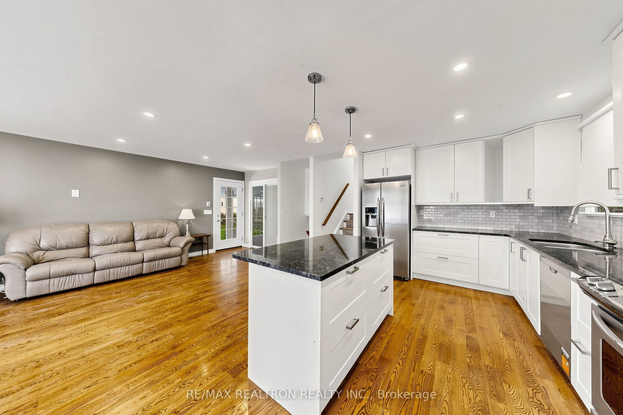 98 Thorncliffe Street Property Photo 4