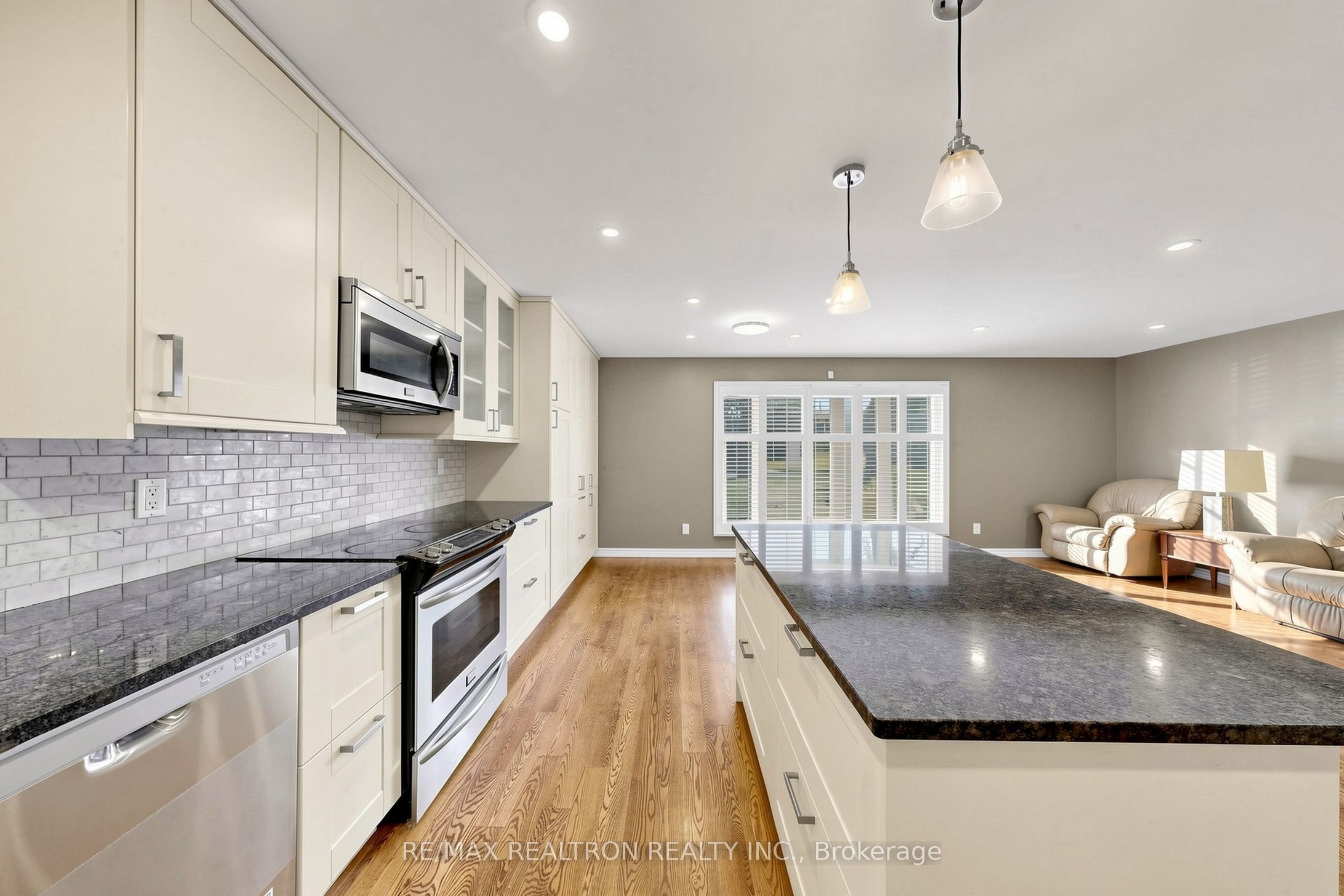 98 Thorncliffe Street Property Photo 8