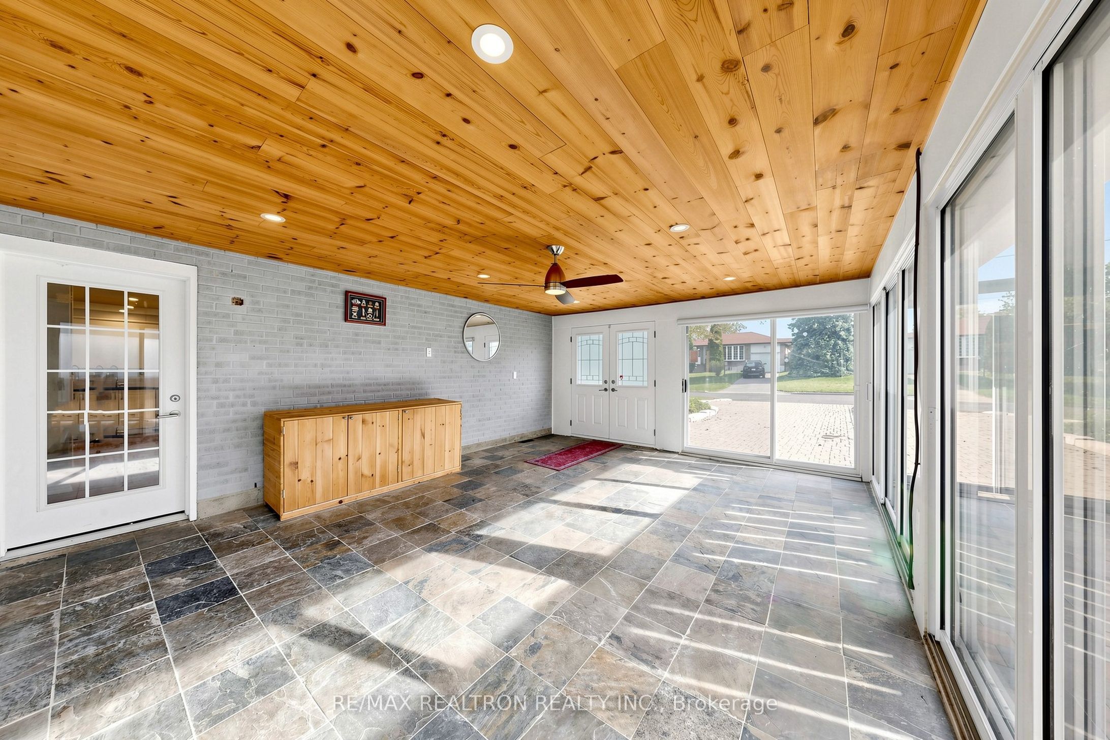 98 Thorncliffe Street Property Photo 11