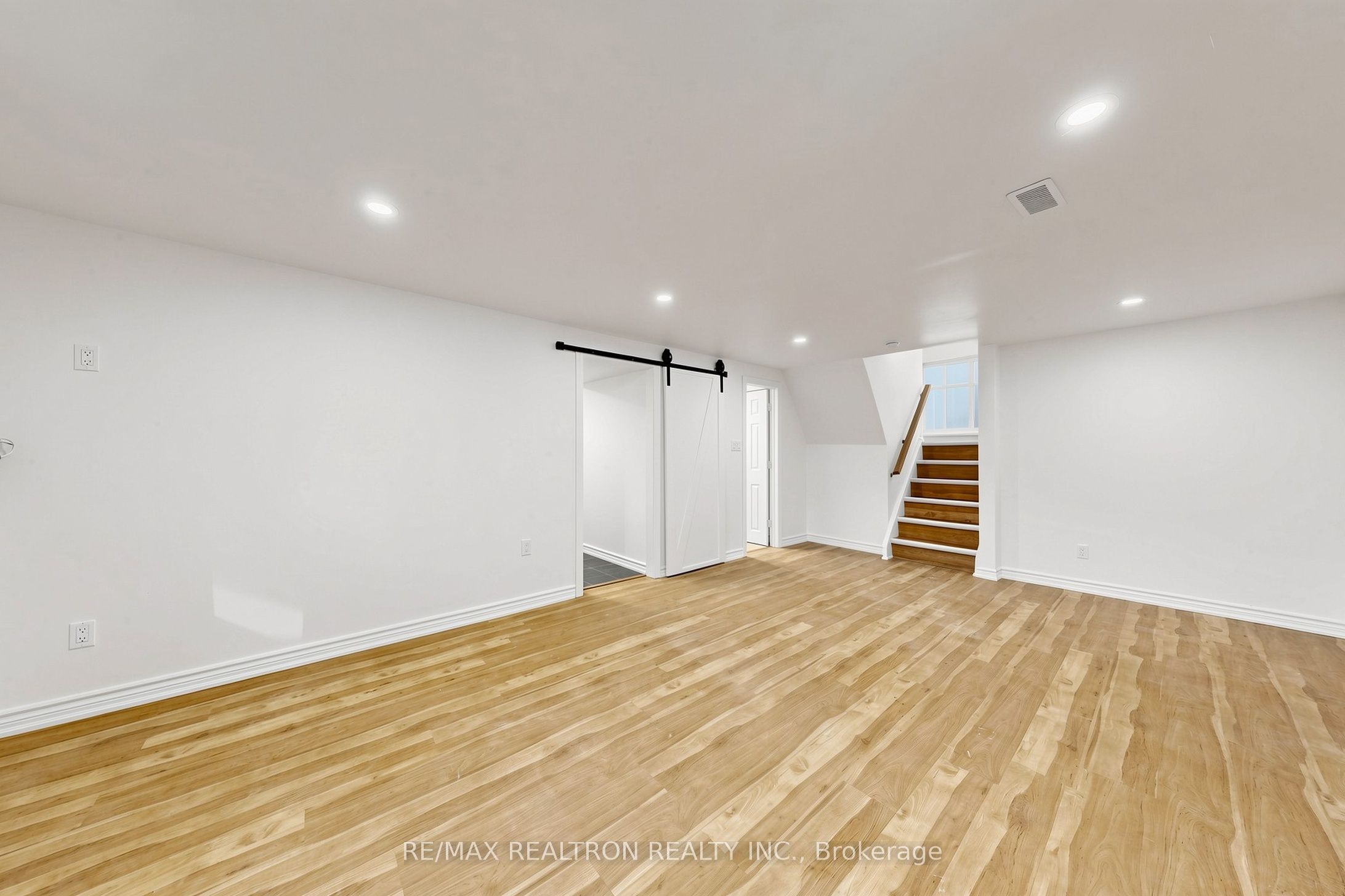 98 Thorncliffe Street Property Photo 16