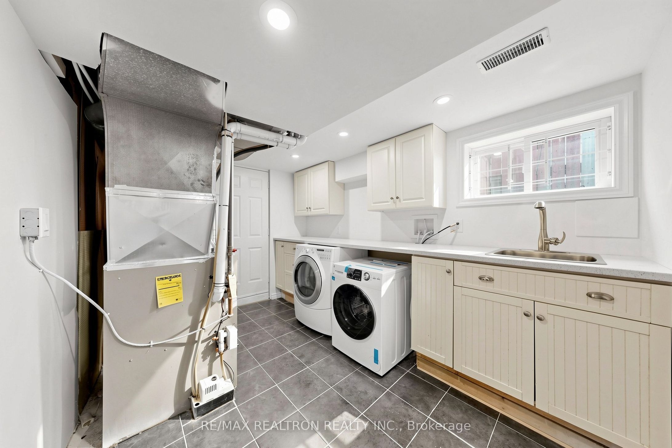 98 Thorncliffe Street Property Photo 19