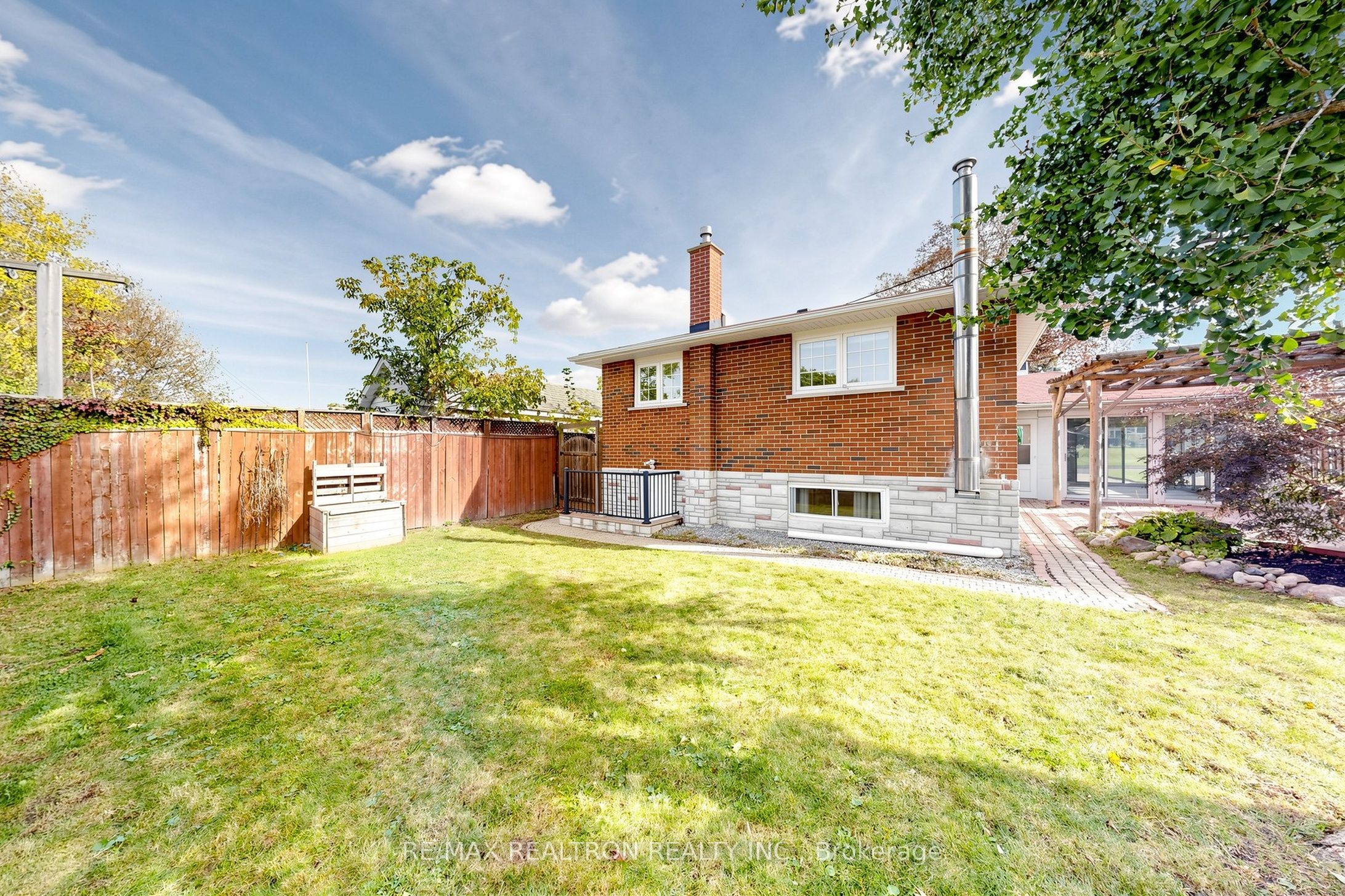 98 Thorncliffe Street Property Photo 24