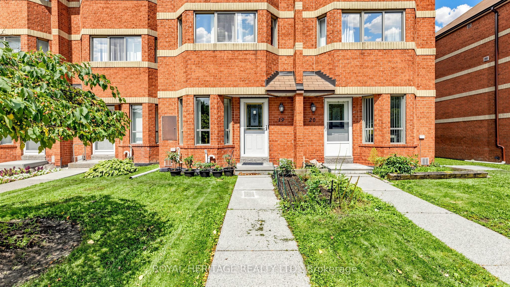 2472 Eglinton Avenue E Th 19 Property Photo 2