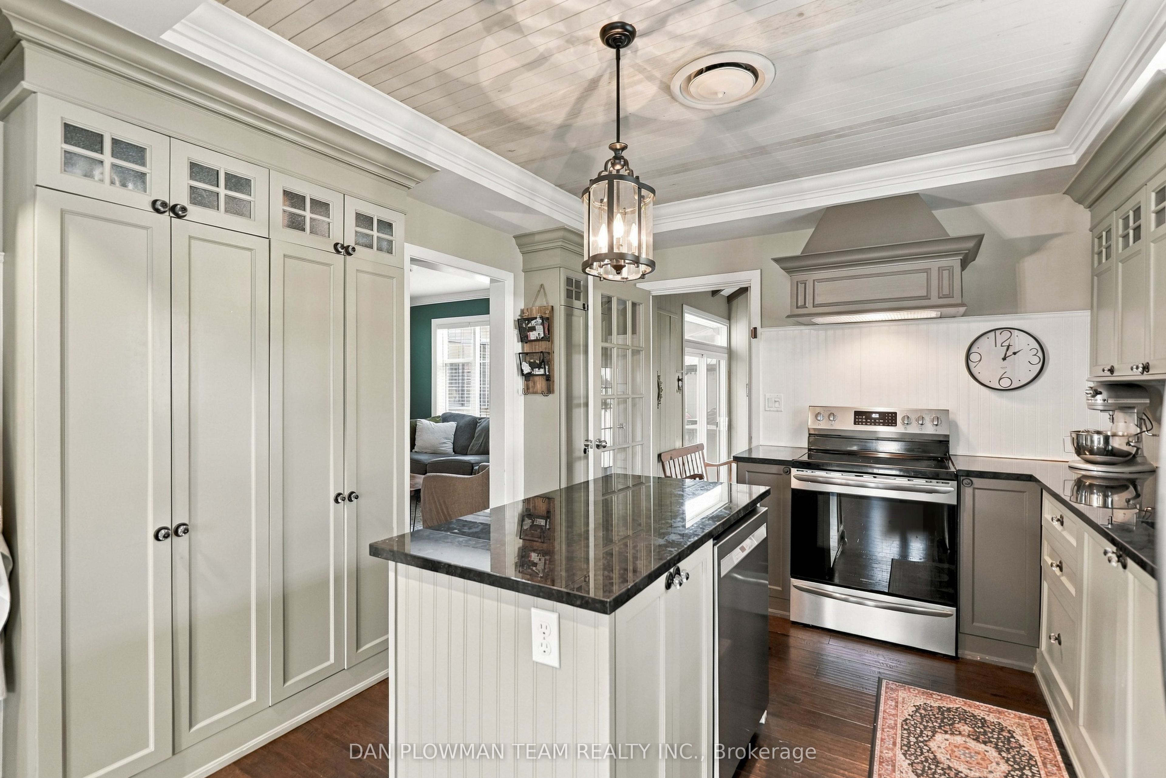 794 Mary Street N Property Photo 10