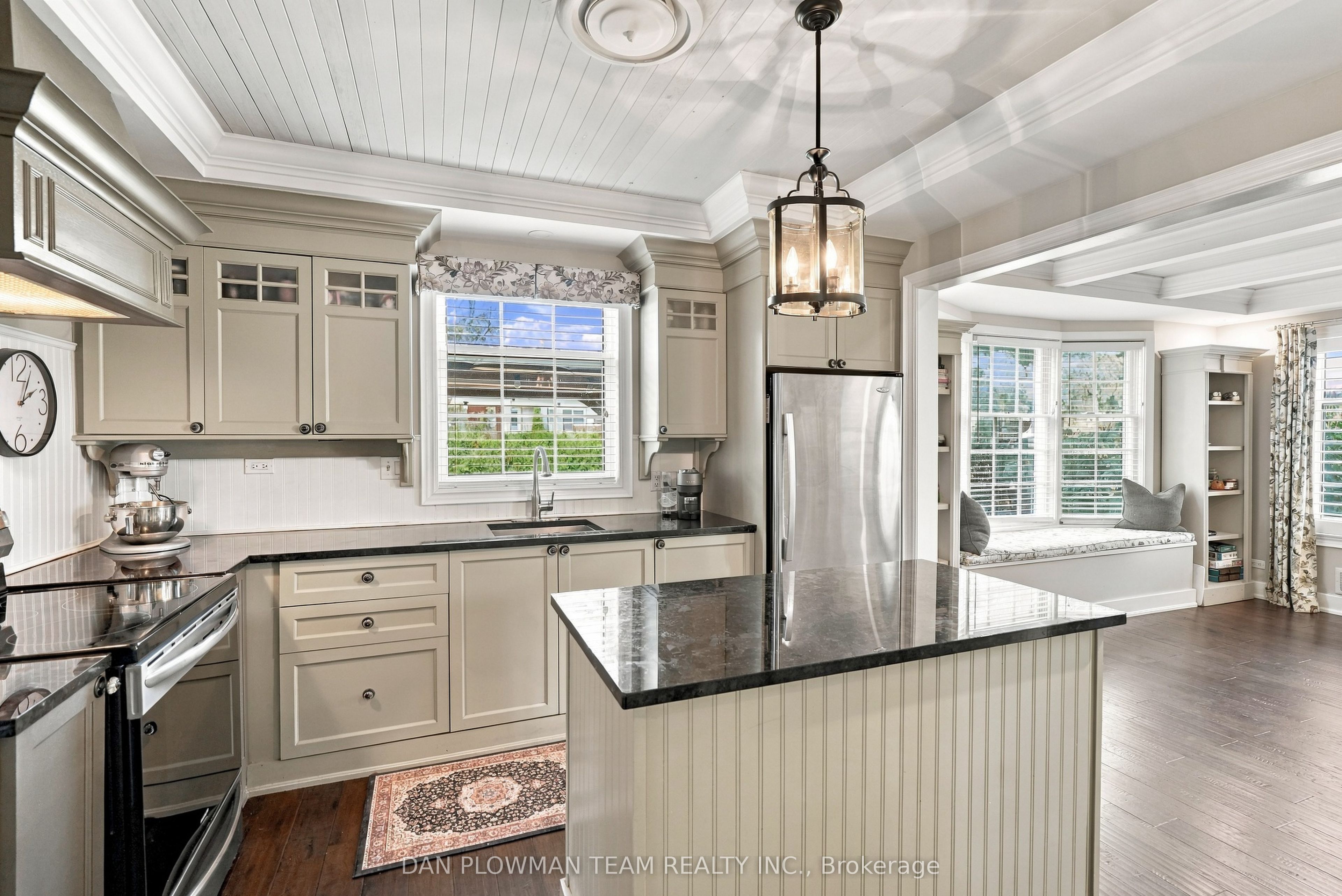 794 Mary Street N Property Photo 11