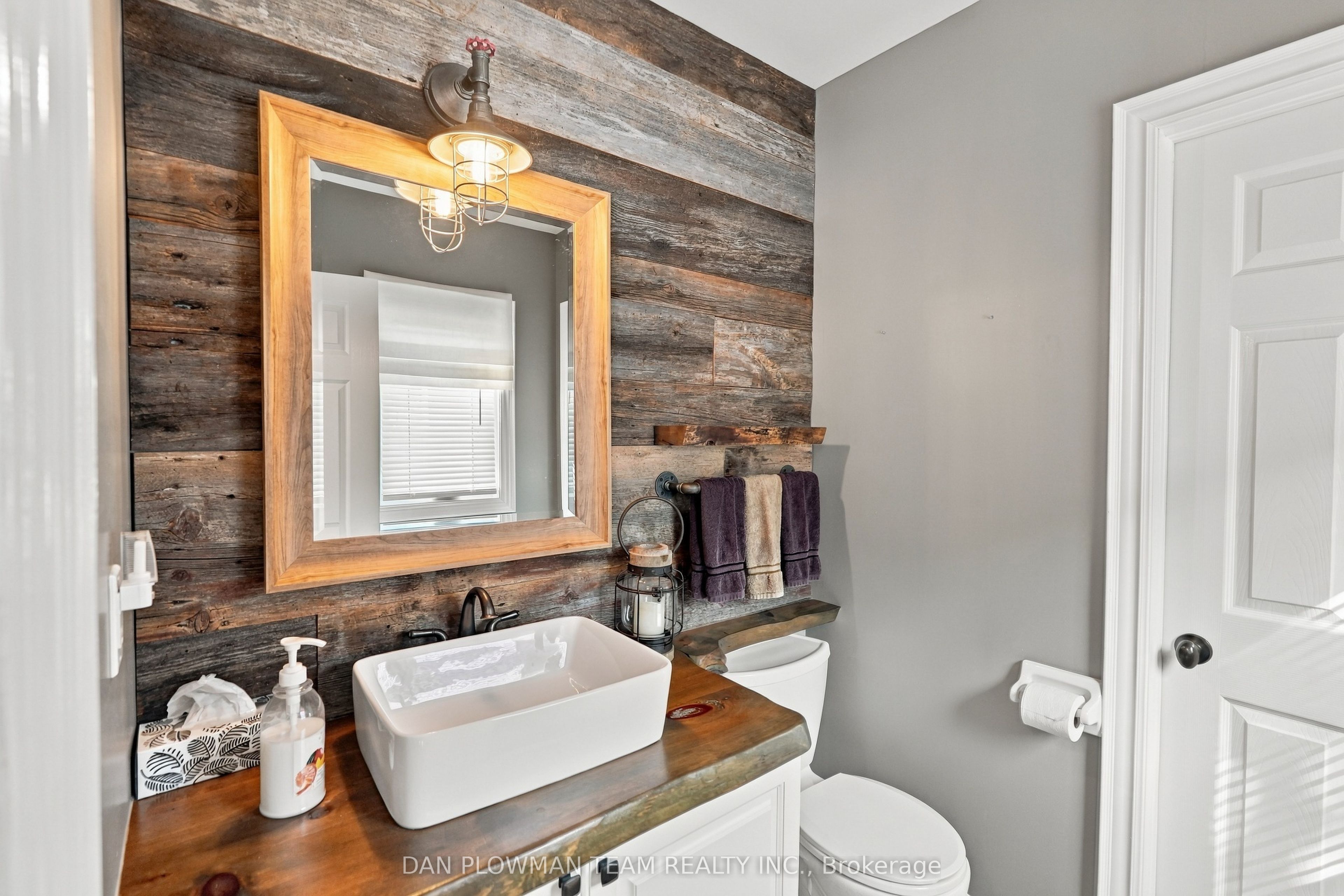 794 Mary Street N Property Photo 15