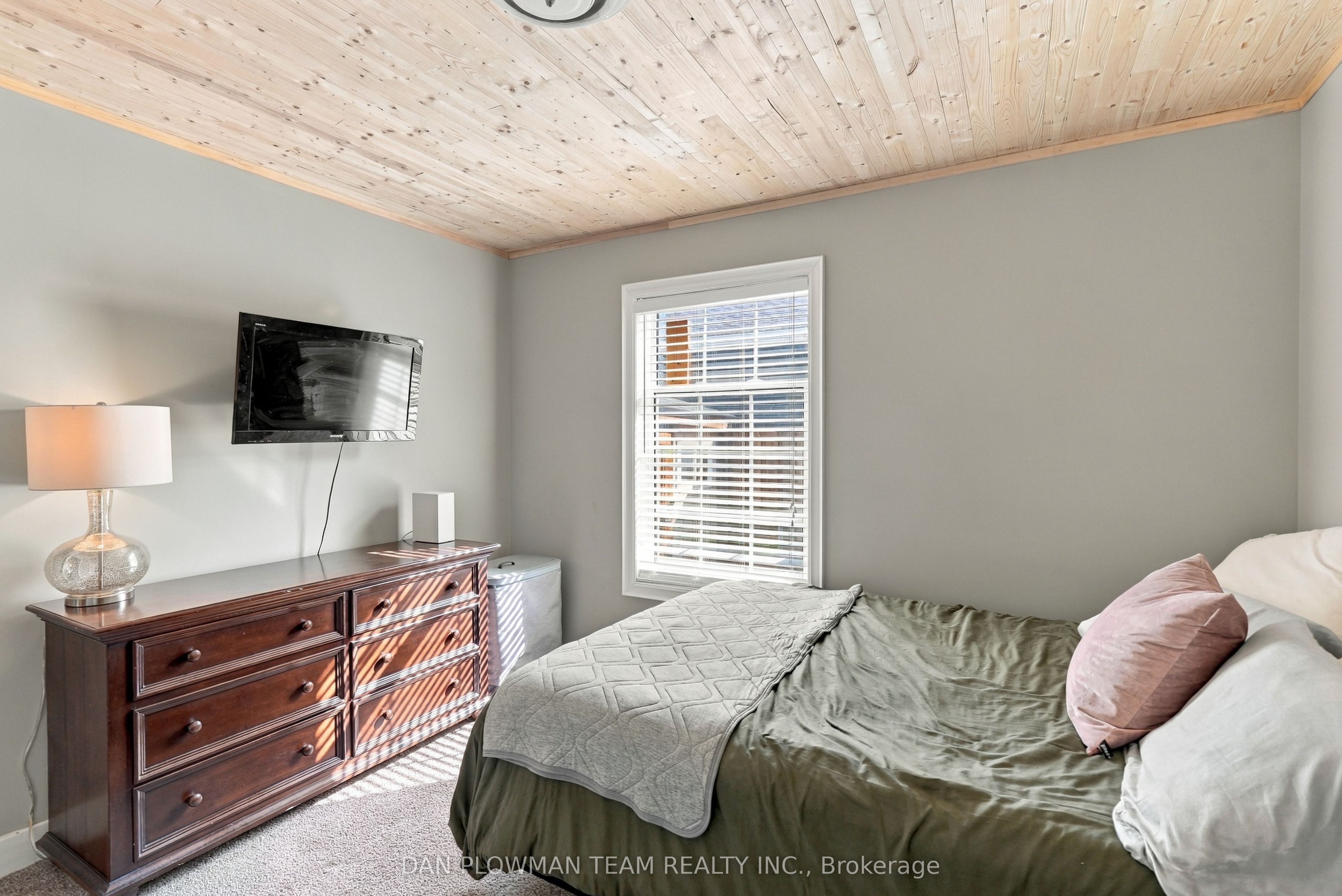 794 Mary Street N Property Photo 23