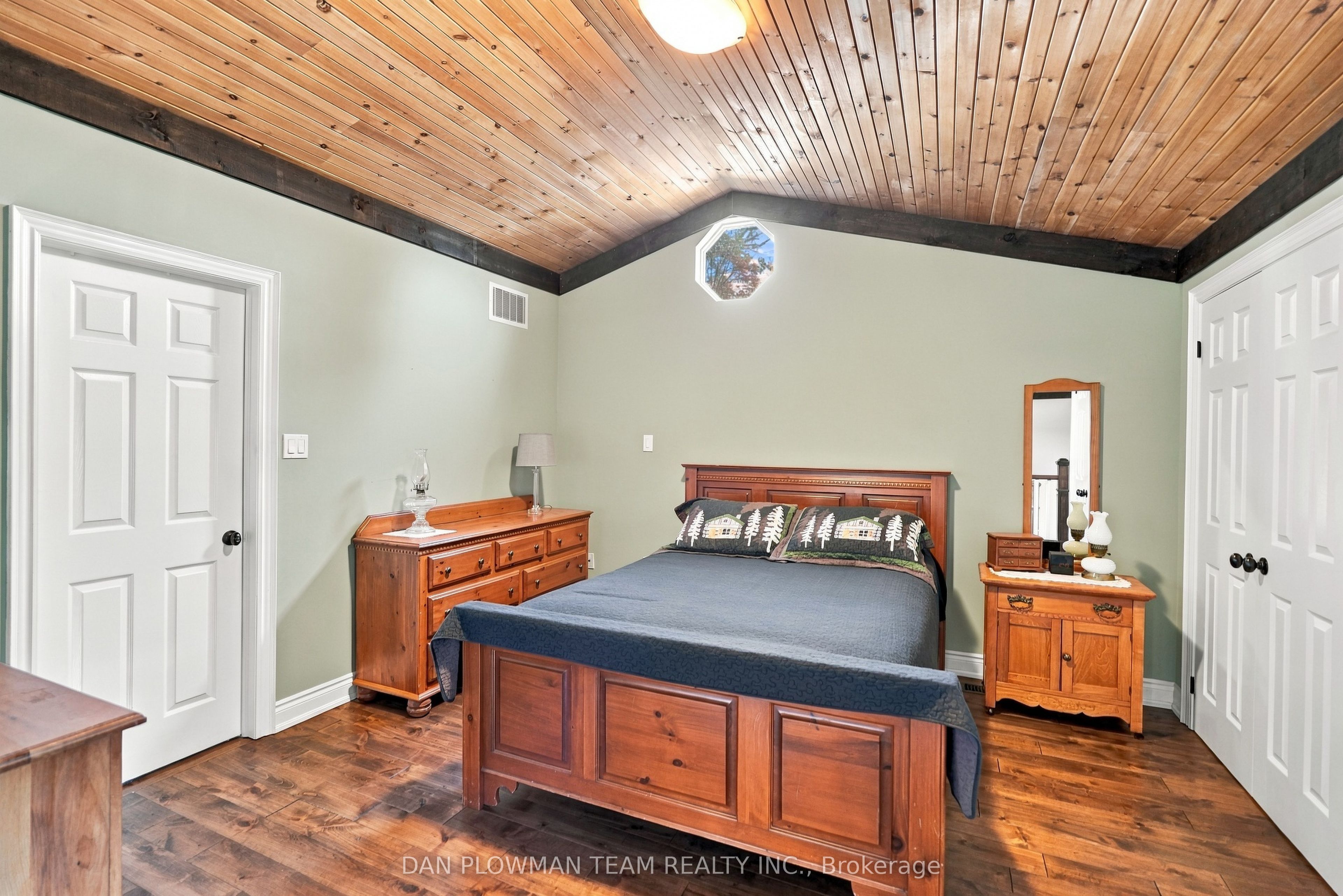 794 Mary Street N Property Photo 33